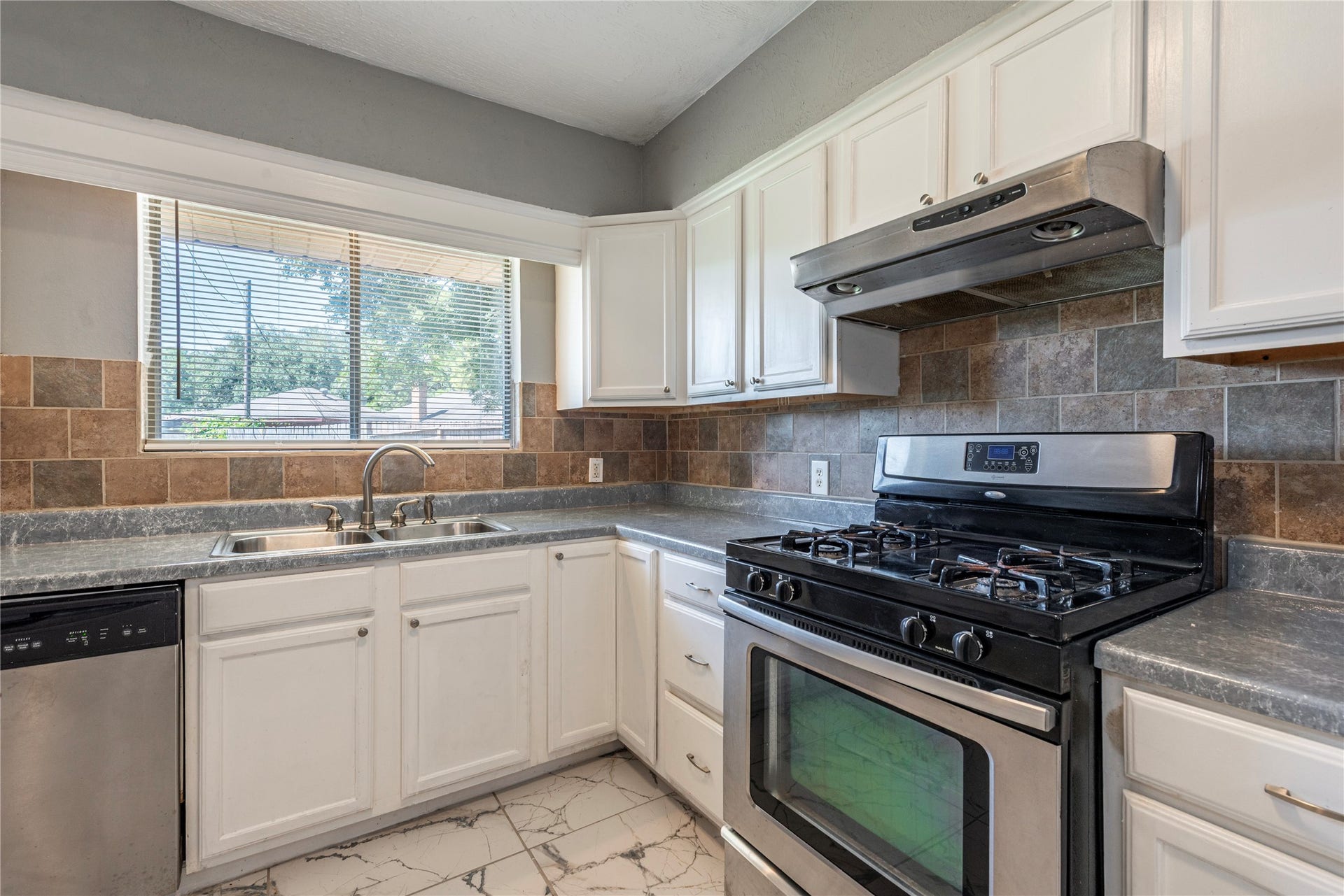 2511 Meadow Lane, La Marque, TX 77568 *Cabinets have been painted a dark gray.