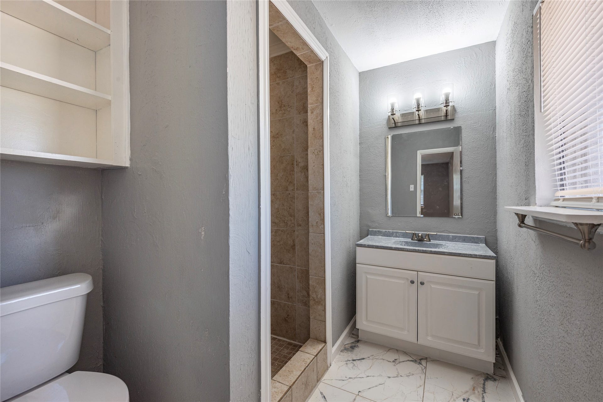 2511 Meadow Lane, La Marque, TX 77568 *Cabinets have been painted a dark gray. Primary bedroom