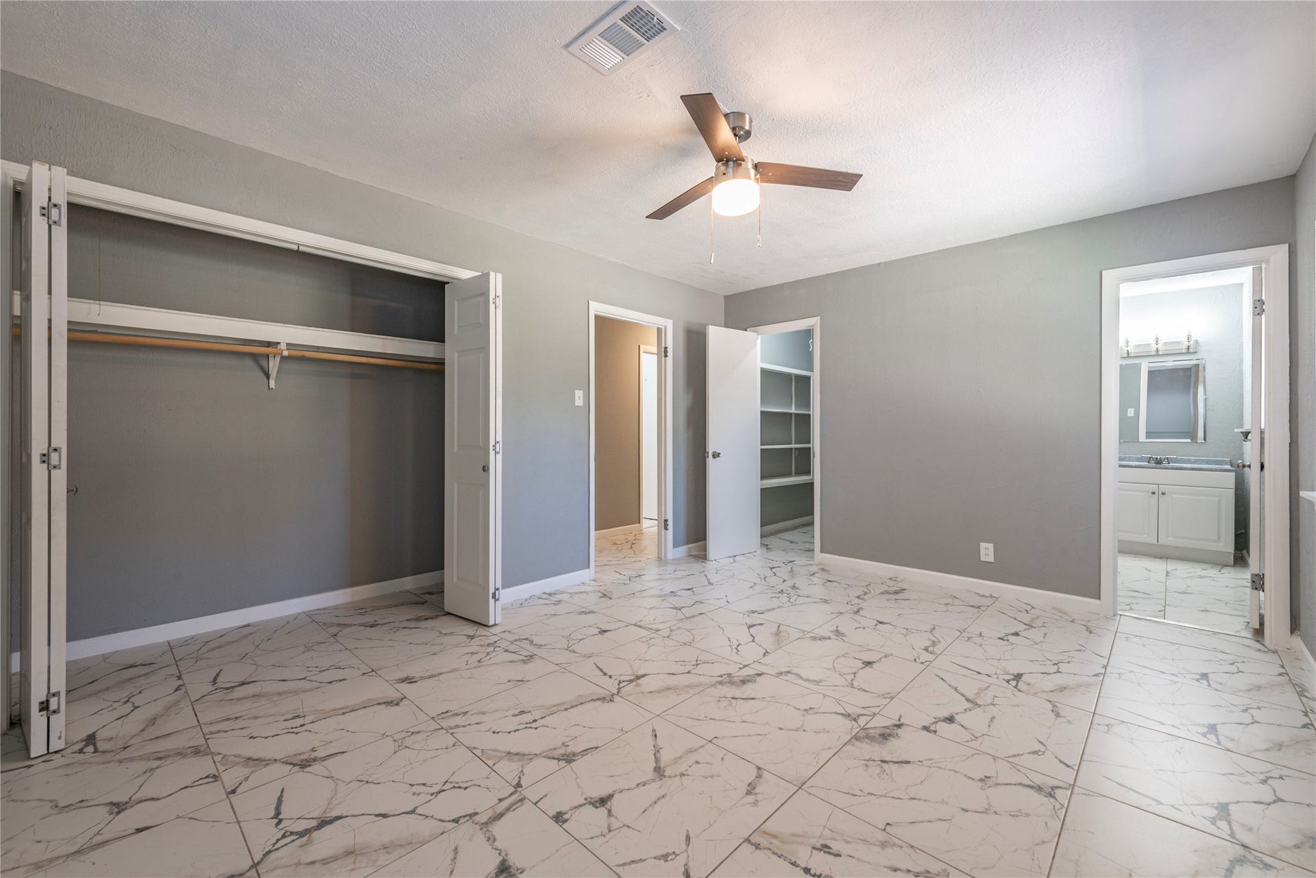 2511 Meadow Lane, La Marque, TX 77568 Primary bedroom has two closets and an es-suite bathroom
