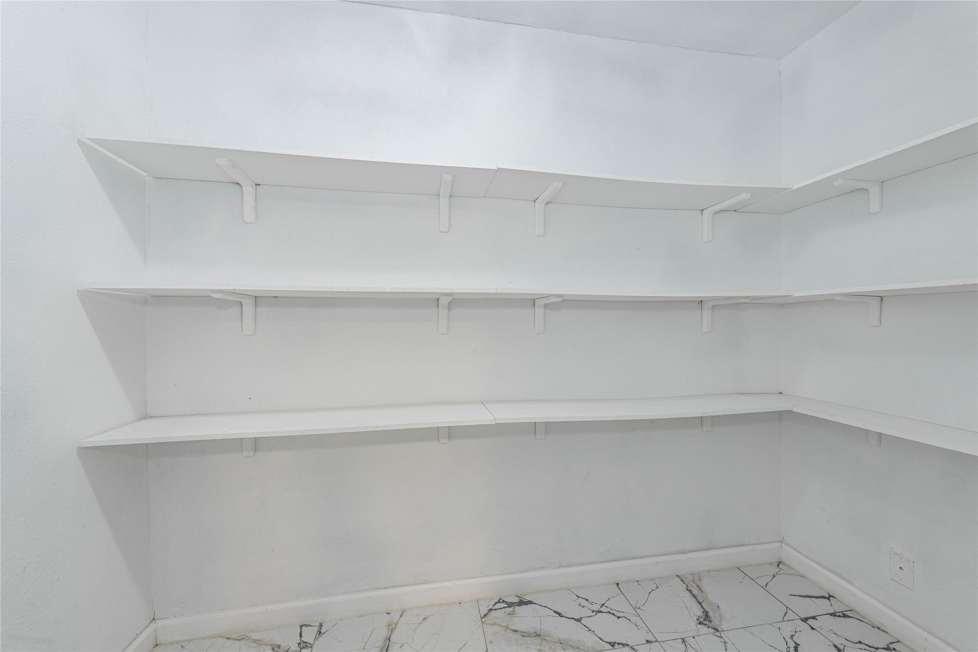 2511 Meadow Lane, La Marque, TX 77568 Large walk-in pantry!