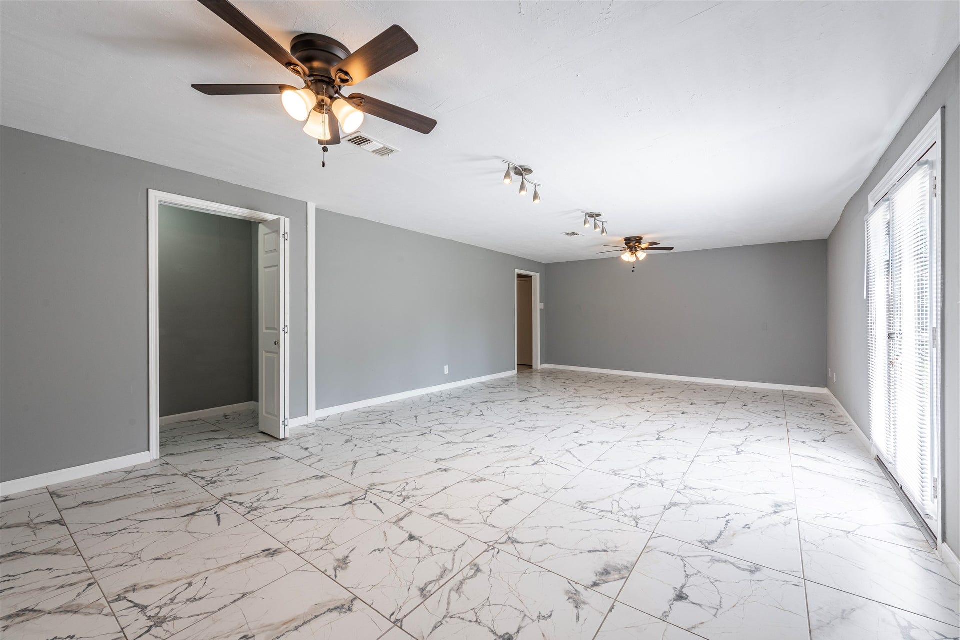 2511 Meadow Lane, La Marque, TX 77568 Bonus room with storage closet