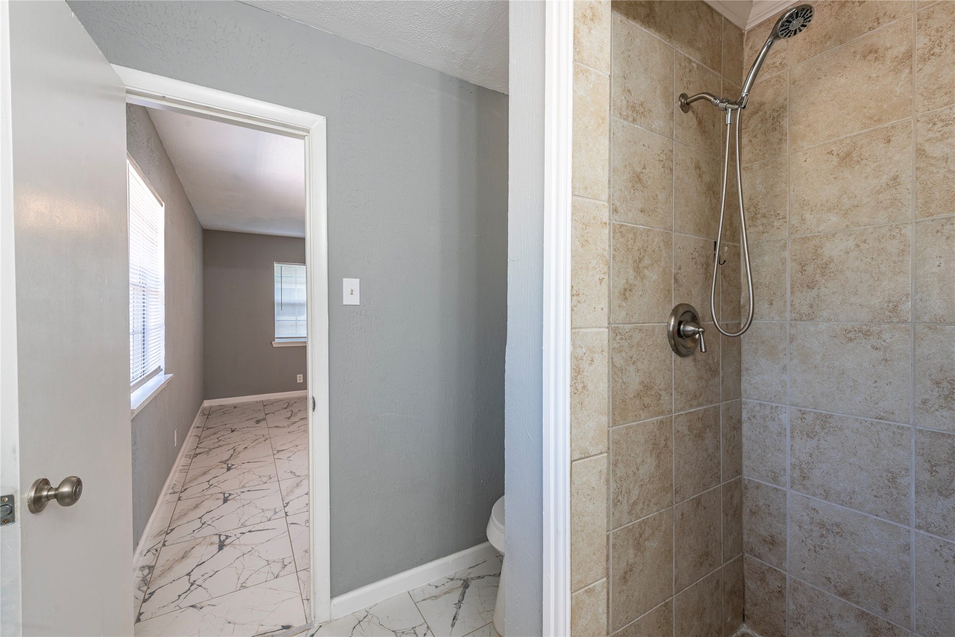 2511 Meadow Lane, La Marque, TX 77568 Primary bathroom