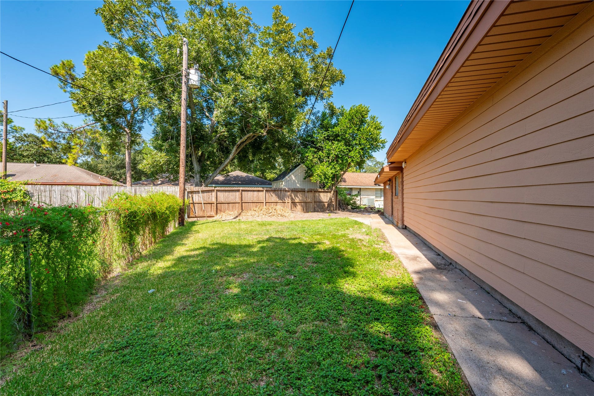 2511 Meadow Lane, La Marque, TX 77568 Large side yard