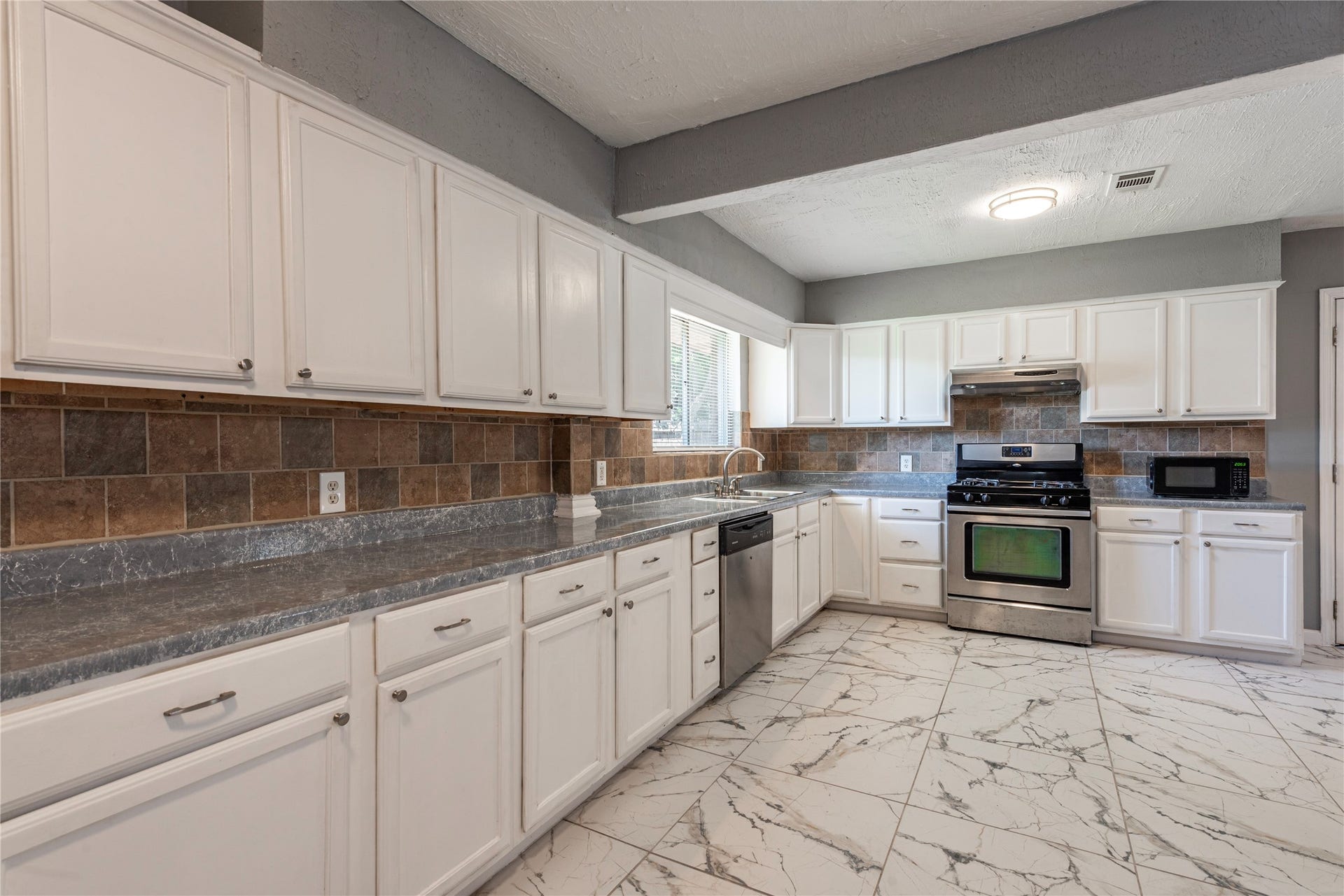 2511 Meadow Lane, La Marque, TX 77568 *Cabinets have been painted a dark gray.