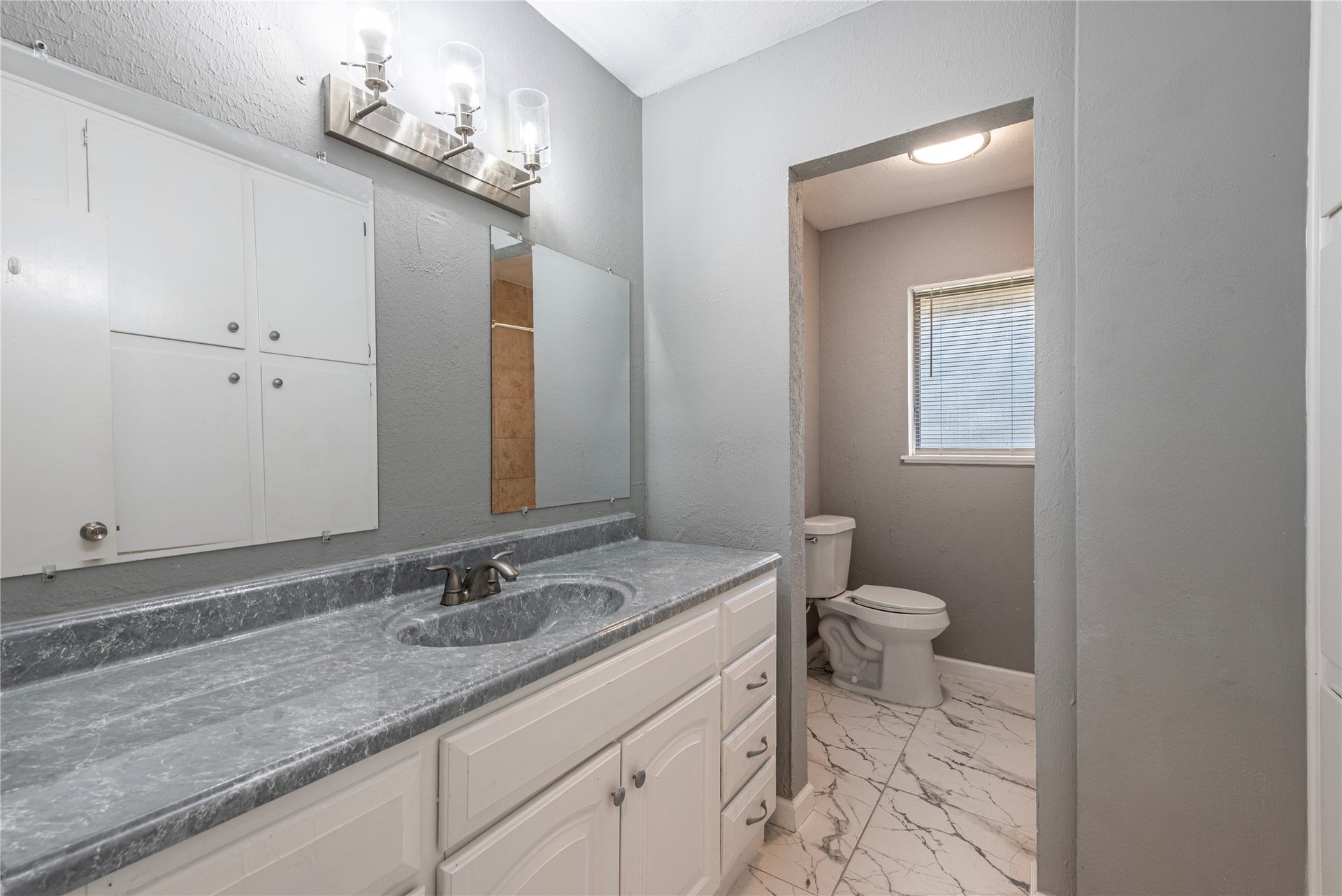 2511 Meadow Lane, La Marque, TX 77568 *Cabinets have been painted a dark gray. Secondary bathroom