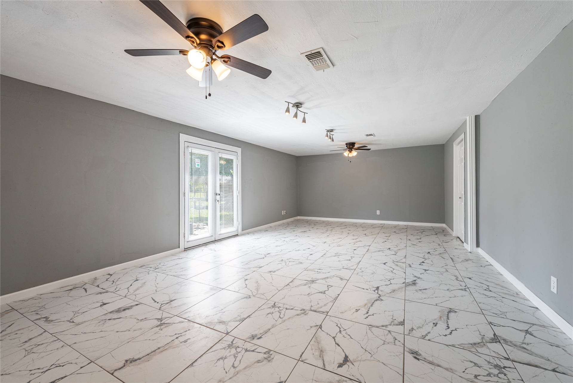 2511 Meadow Lane, La Marque, TX 77568 This extra space is perfect for a game room or second living space. It exits to the back patio.