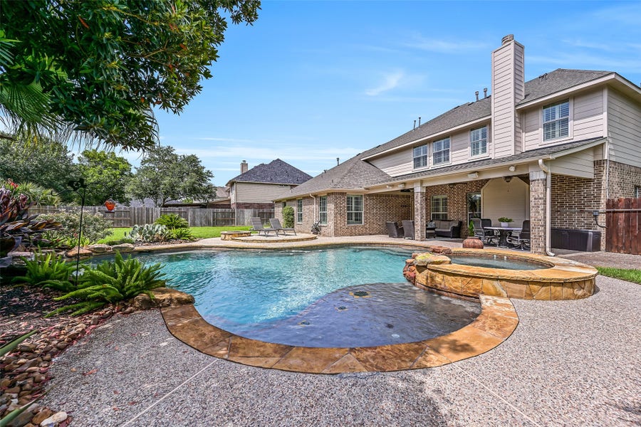 Property photo for 212 Falcon Lake Circle, Friendswood, TX