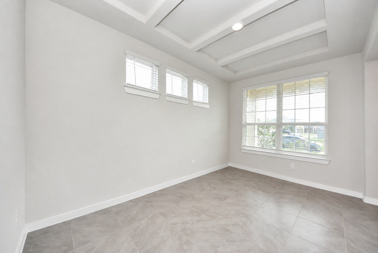 7202 Wilshire Court, Rosharon, TX 77583 Flex room that can be ussed a a formal living, formal dining or home office.
