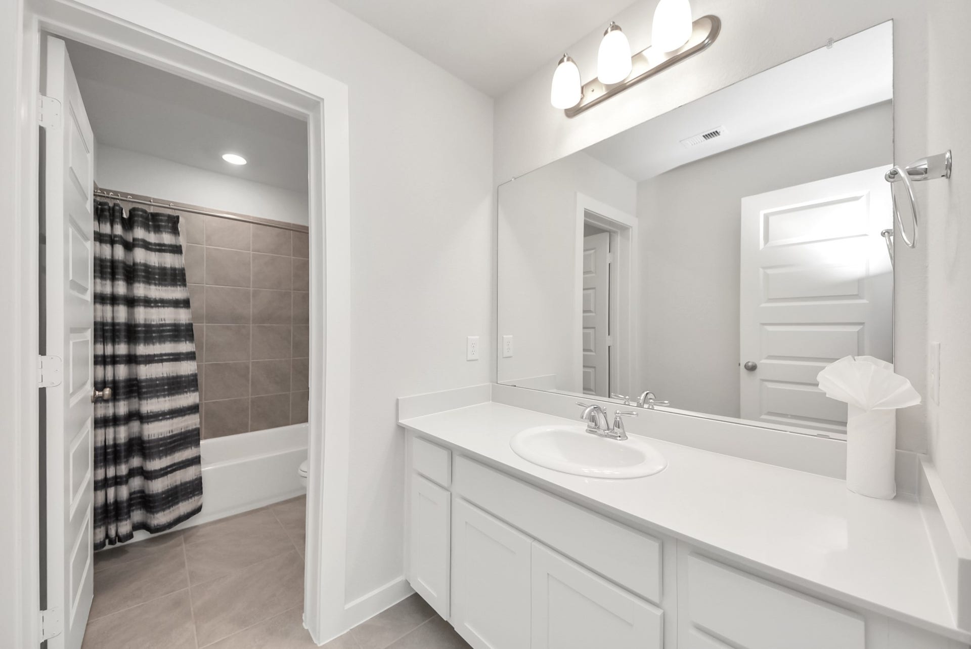 7202 Wilshire Court, Rosharon, TX 77583 Secondary bathroom