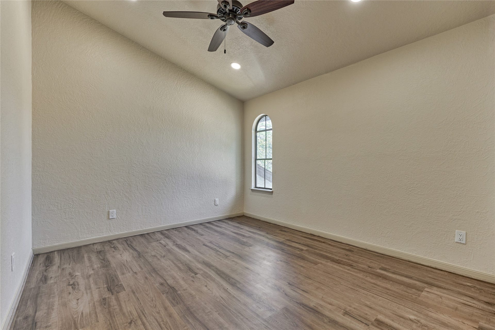 100 La Costa Drive, Montgomery, TX 77356 100 La Costa Drive, Montgomery, TX 77356