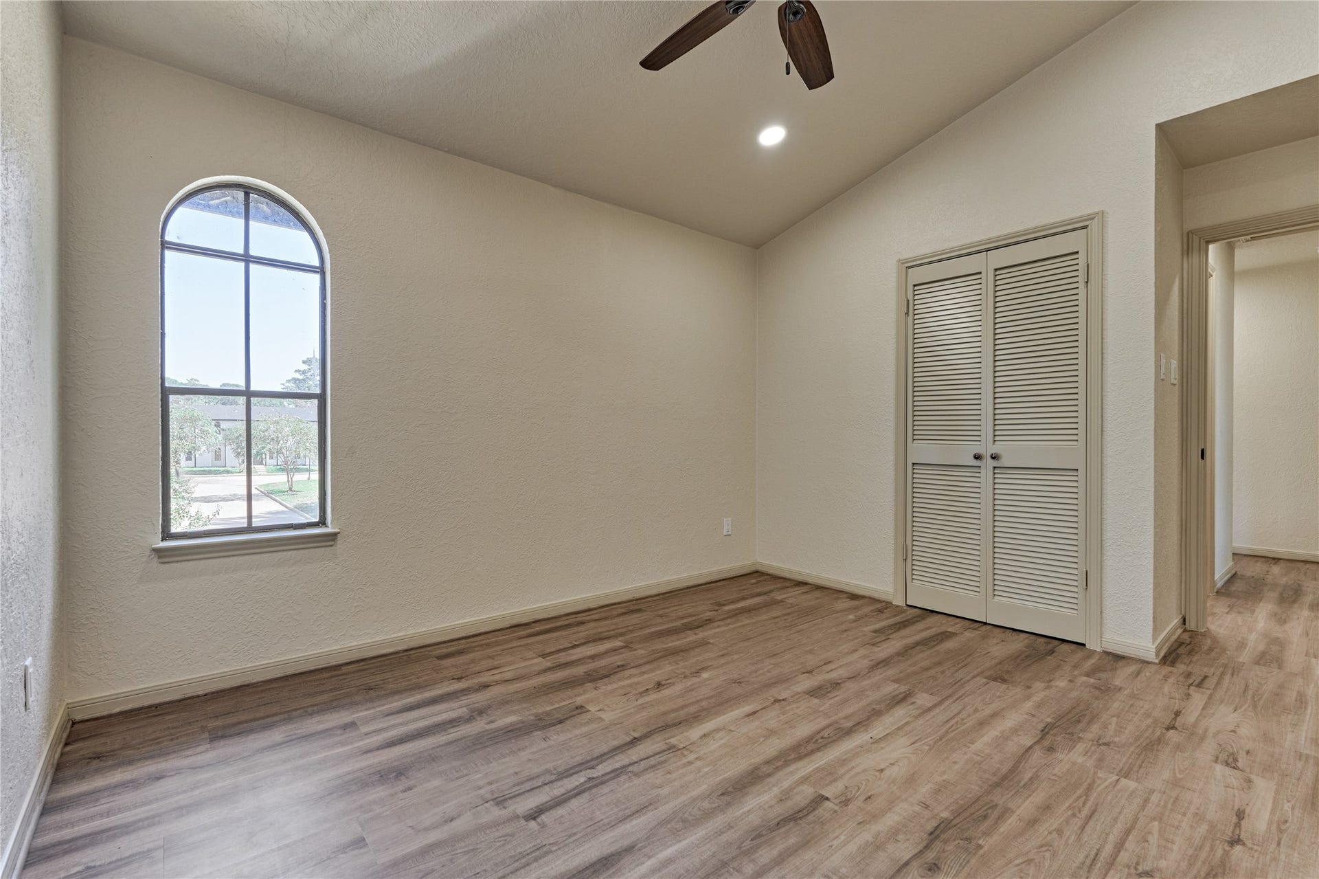 100 La Costa Drive, Montgomery, TX 77356 100 La Costa Drive, Montgomery, TX 77356