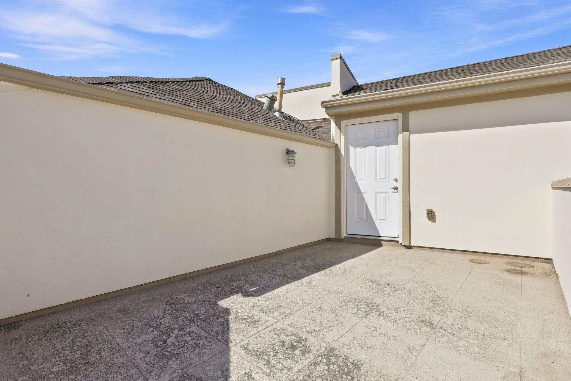 Rooftop terrace with ample space to create your own outdoor seating and entertaining area.