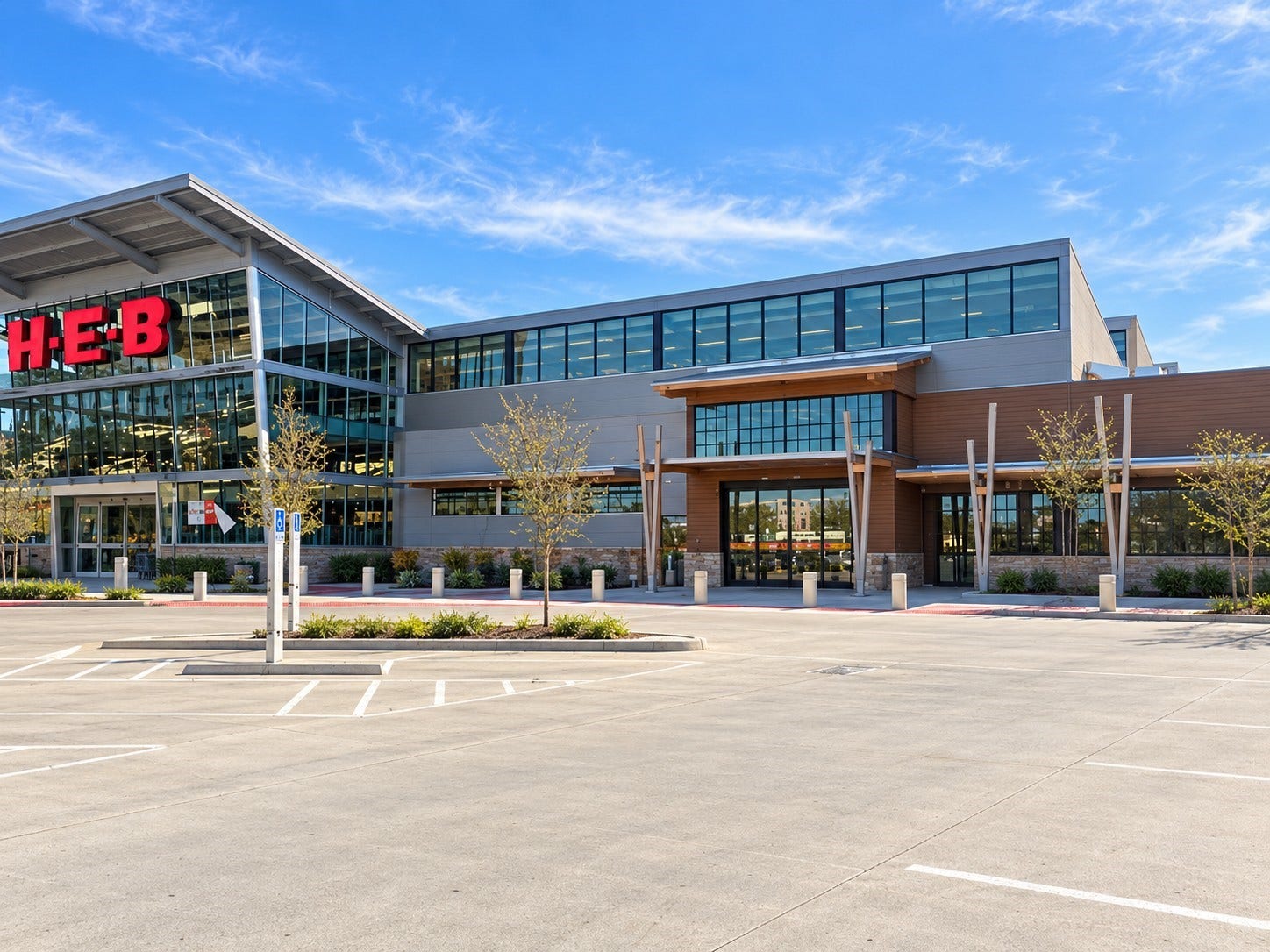 2220 Bering Drive, #12, Houston, TX 77057 Enjoy the convenience of H-E-B within walking distance for groceries and everyday essentials. Area amenity.