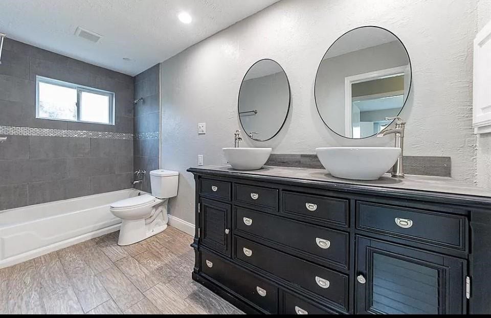 2135 Collingsfield Drive, Sugar Land, TX 77478 Guest bathroom.