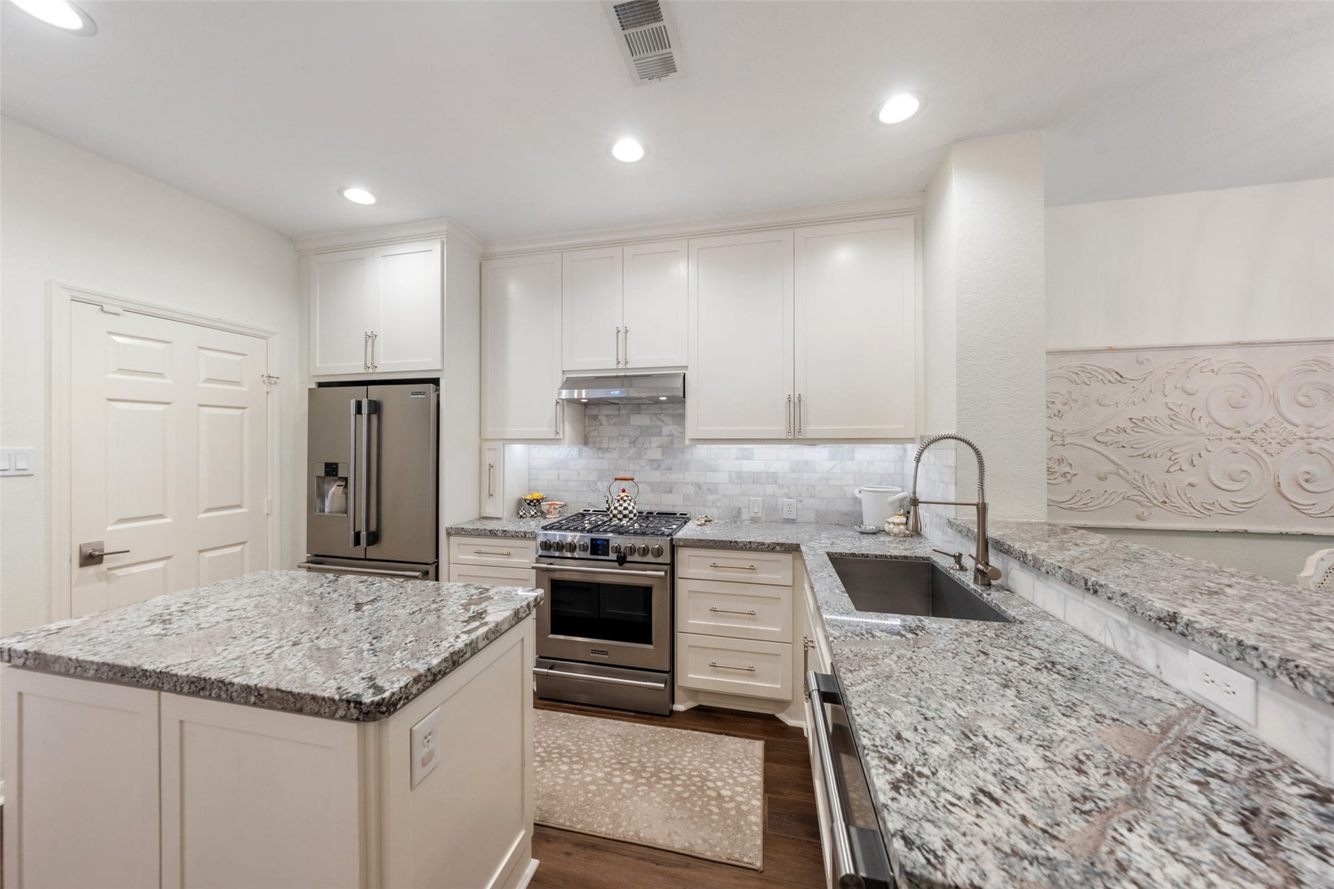 34 Alderon Woods Place, The Woodlands, TX 77382 Elegant kitchen features granite countertops, stainless steel appliances, and ample cabinetry, creating a perfect blend of style and functionality.