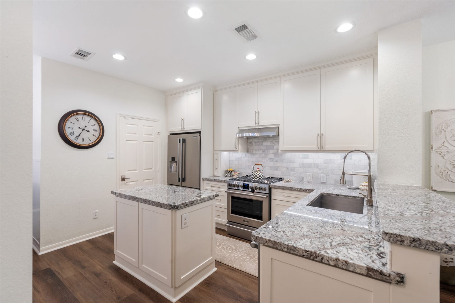 34 Alderon Woods Place, The Woodlands, TX 77382 Elegant kitchen with granite countertops, stainless steel appliances, and ample cabinetry, perfect for culinary enthusiasts.