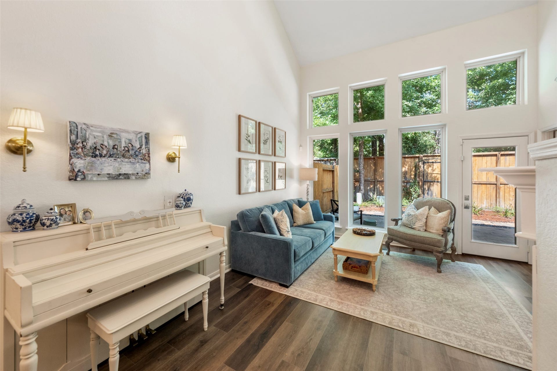 34 Alderon Woods Place, The Woodlands, TX 77382 Bright and airy living room with high ceilings, large windows overlooking lovely backyard and patio!