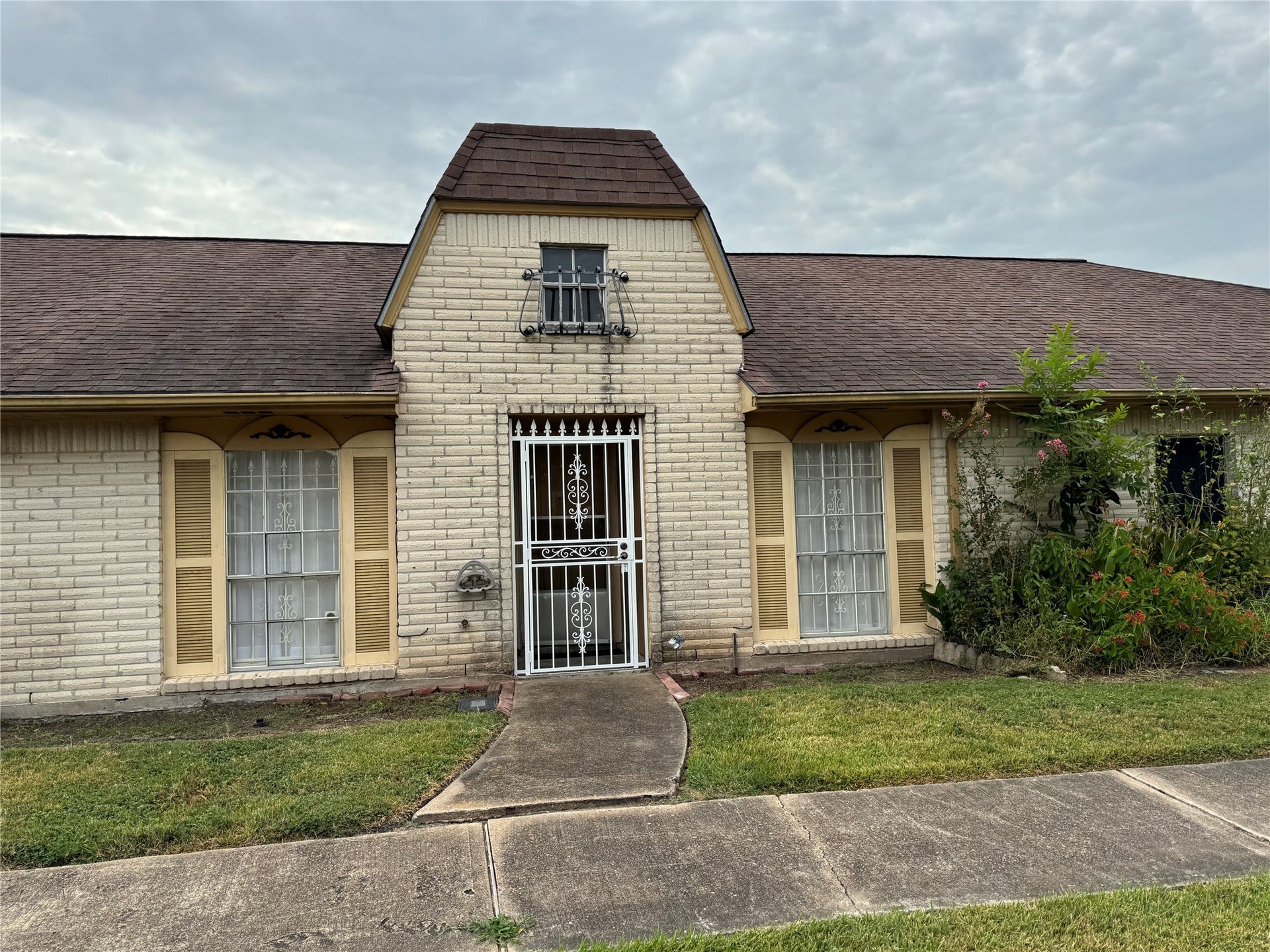 12147 Sharpview Drive, Houston, TX 77072 12147 Sharpview Drive, Houston, TX 77072