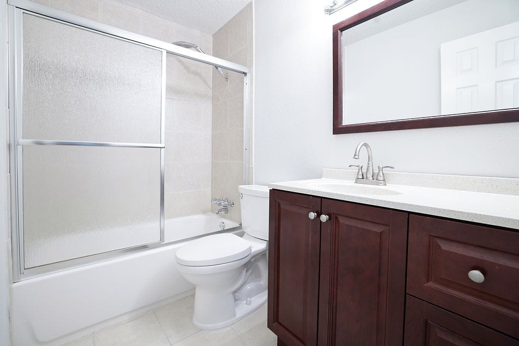 2503 McCue Road, #6, Houston, TX 77056 upstairs bathroom
