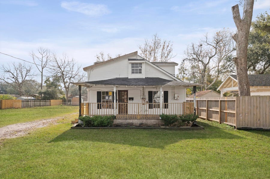 Property photo for 222 E Southland Avenue, Alvin, TX