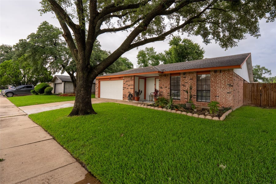 Property photo for 5518 LERWICK DR, Houston, TX
