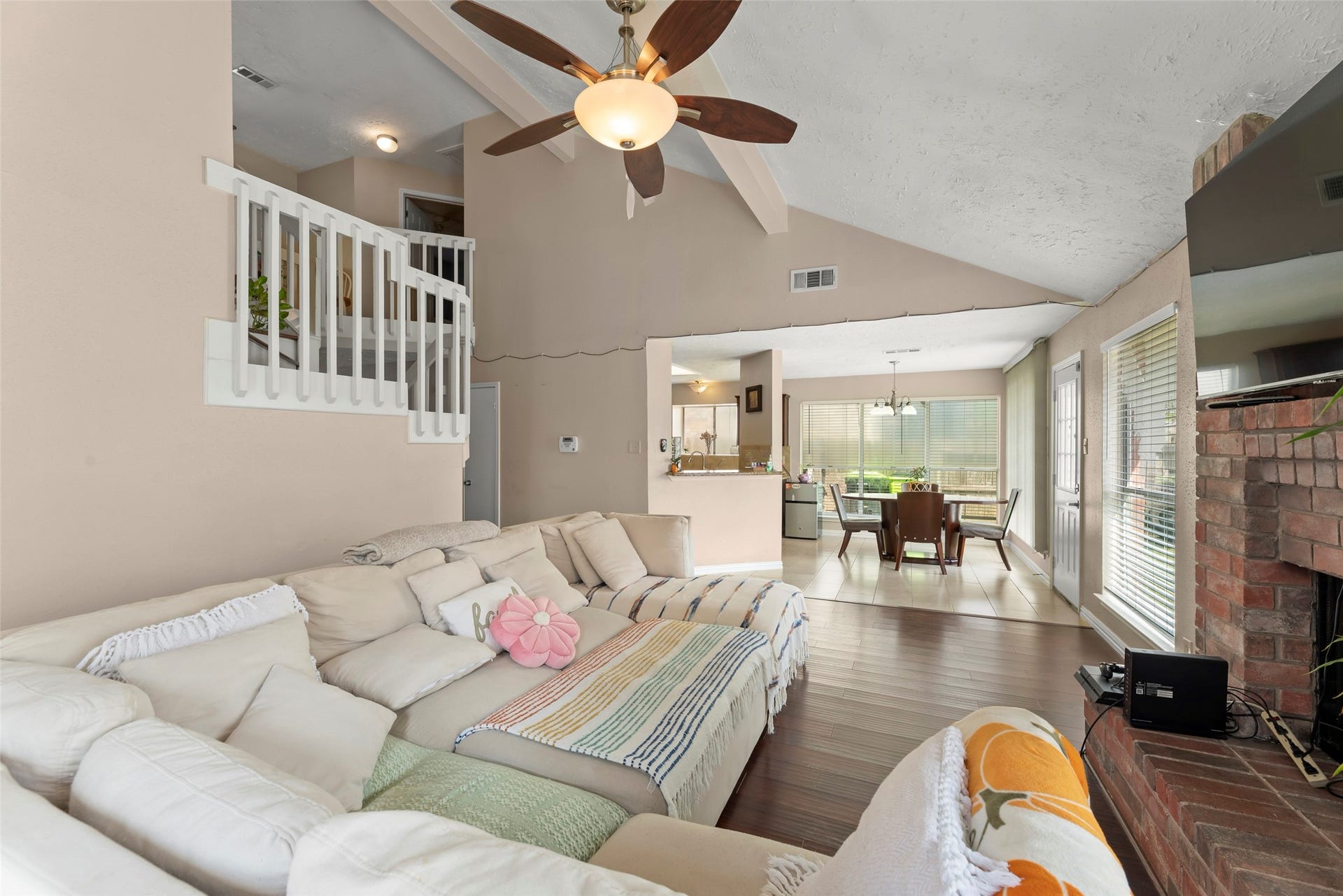 2033 Wildwood Ridge Drive, Missouri City, TX 77489 Expansive living space highlighted by a central, multi-speed ceiling fan designed to optimize airflow beneath the soaring vaulted ceilings.