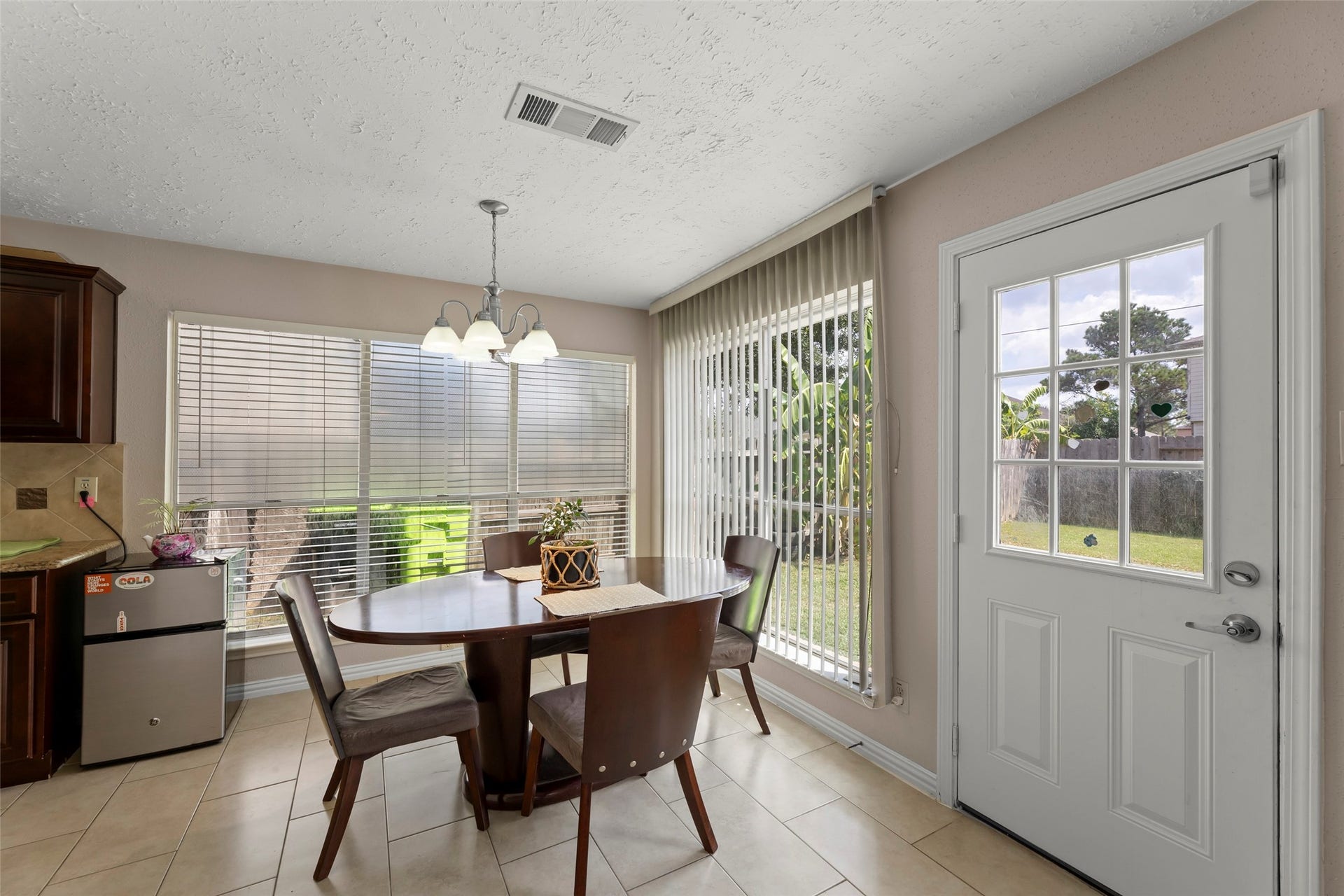 2033 Wildwood Ridge Drive, Missouri City, TX 77489 Bright and lighter kitchen space highlighted by large windows that flood the room with abundant natural light and outdoor views.