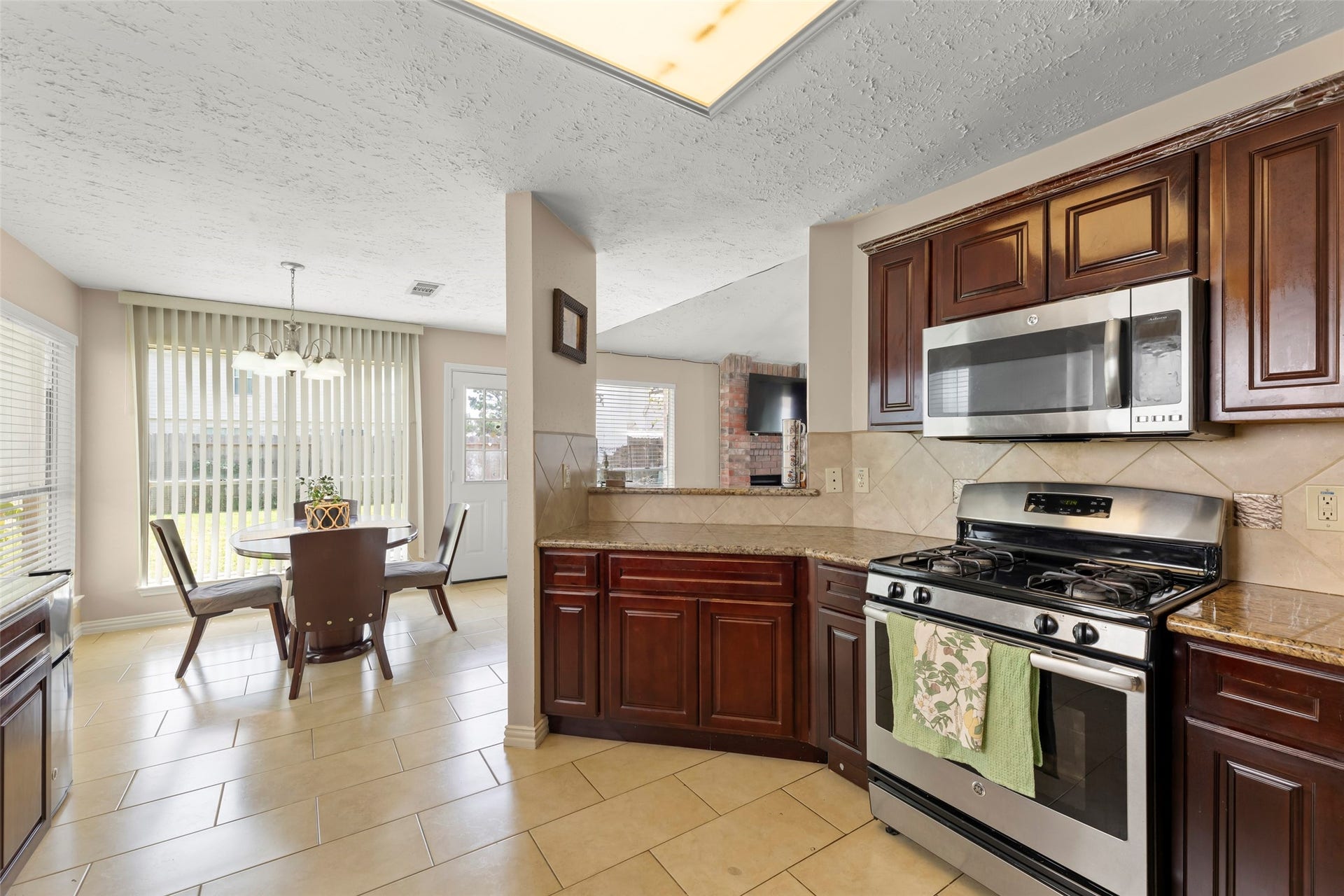 2033 Wildwood Ridge Drive, Missouri City, TX 77489 Spacious kitchen layout featuring extensive cabinetry, ample prep space, modern stainless steel appliances, and a design well-suited for everyday living and entertaining.