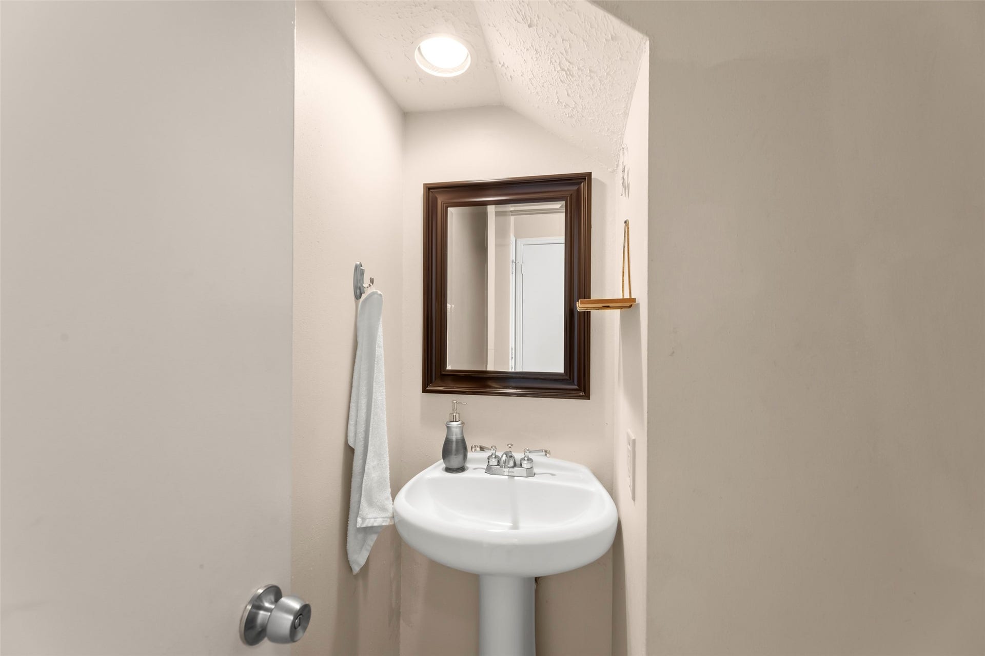 2033 Wildwood Ridge Drive, Missouri City, TX 77489 Compact bathroom space complete with an efficient sink vanity and a well-placed accent mirror.