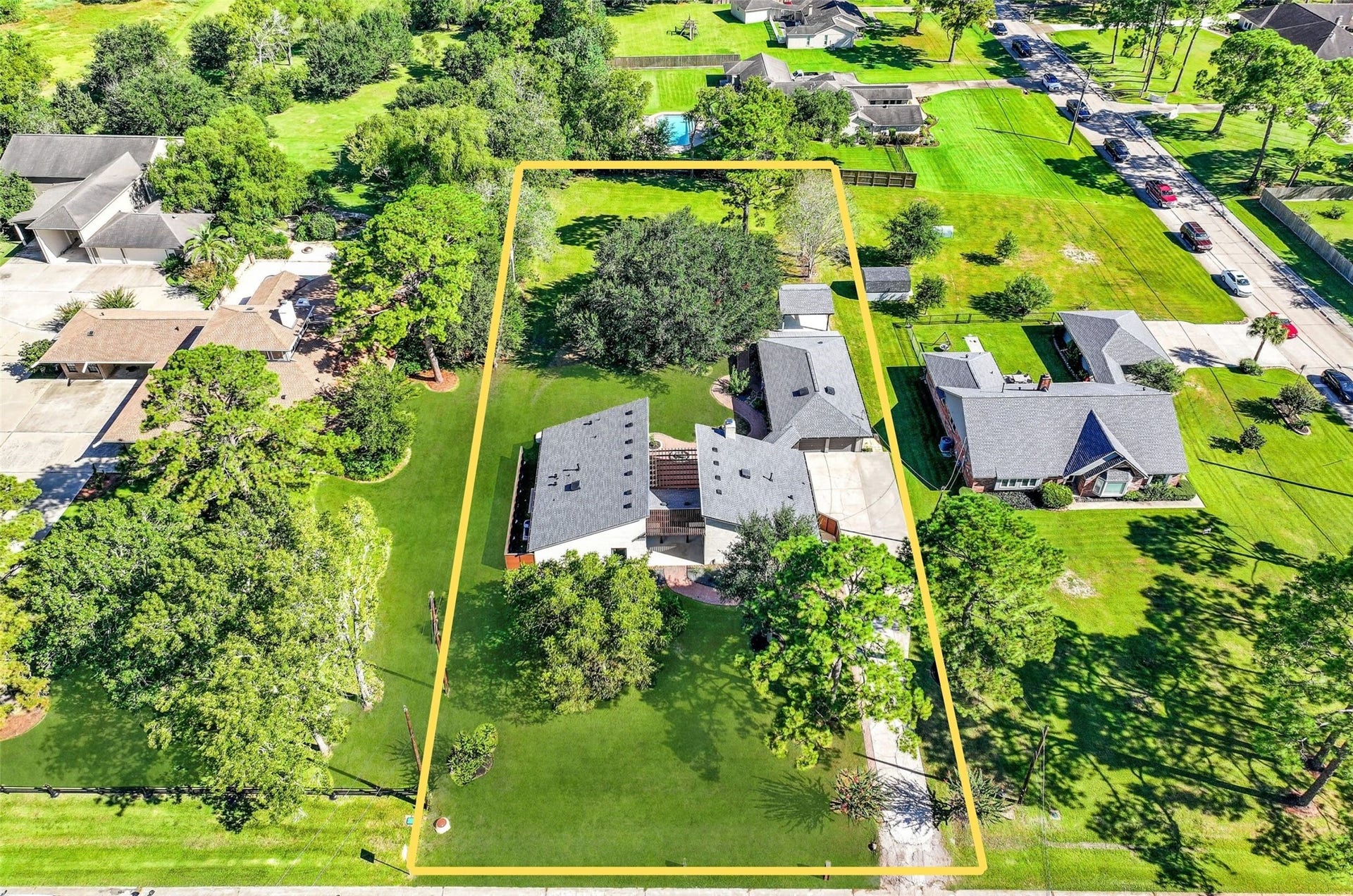 921 Falling Leaf Drive, Friendswood, TX 77546 Nearly .82 acre in the heart of Friendswood! The outlined property reveals the remarkable depth and width of this oversized homesite, with the residence, detached garage, multiple outdoor living areas and mature trees occupying only a portion of the expansive grounds.