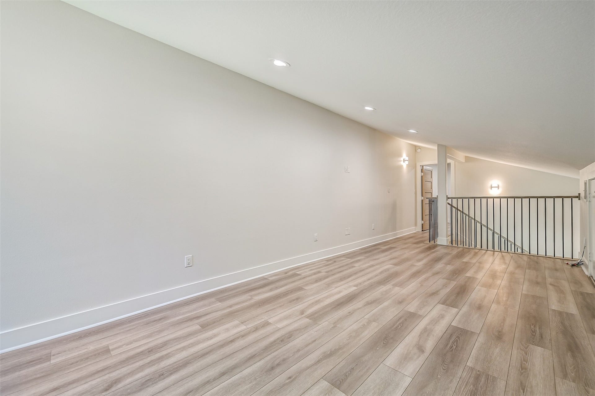 921 Falling Leaf Drive, Friendswood, TX 77546 The finished upstairs offers a spacious 10' x 25' gameroom/flex space with luxury vinyl plank flooring, recessed lighting & a sloped ceiling. This versatile second living area provides plenty of room for gaming, movies, hobbies or a relaxed hangout space.