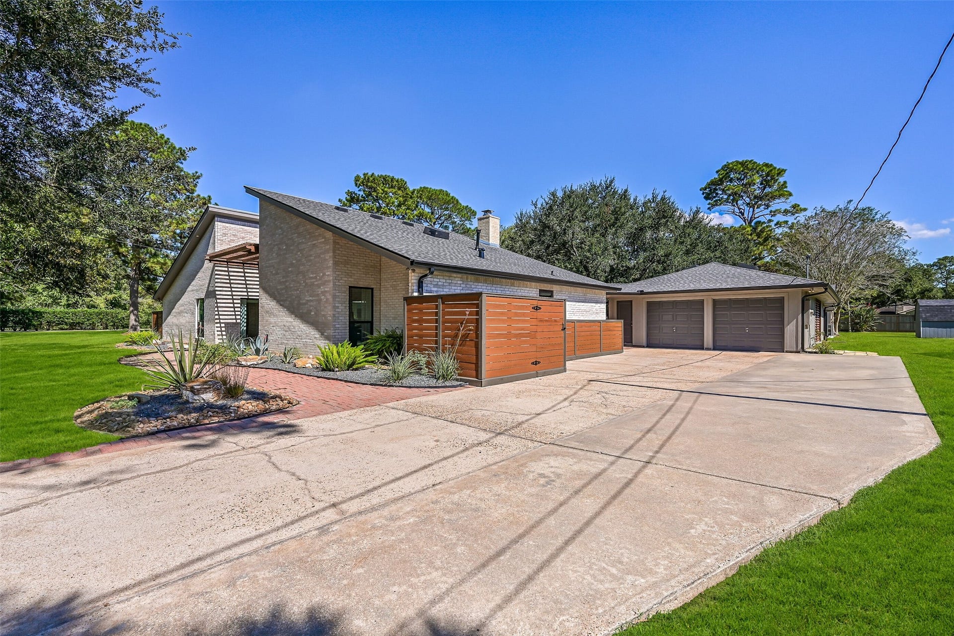 921 Falling Leaf Drive, Friendswood, TX 77546 An extended driveway leads to the detached 2-car garage, while modern wood privacy panels, low-maintenance landscaping & a paver walkway complement the homes contemporary exterior. The oversized homesite offers an incredible amount of space in the heart of Friendswood.