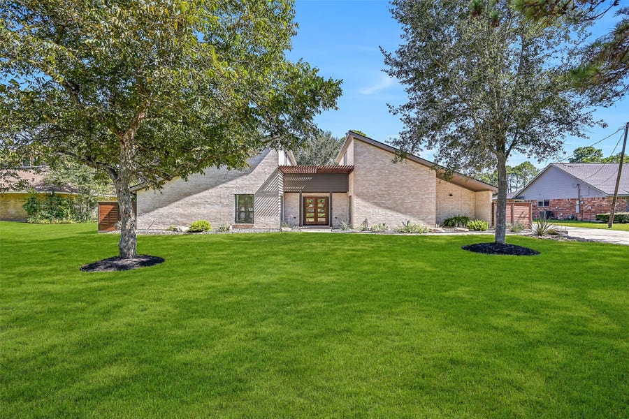 Property photo for 921 Falling Leaf Drive, Friendswood, TX