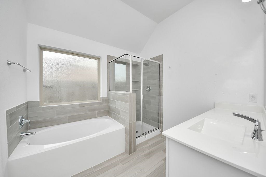 9003 Stanley Oak Drive, Missouri City, TX 77459 Spacious primary bathroom.