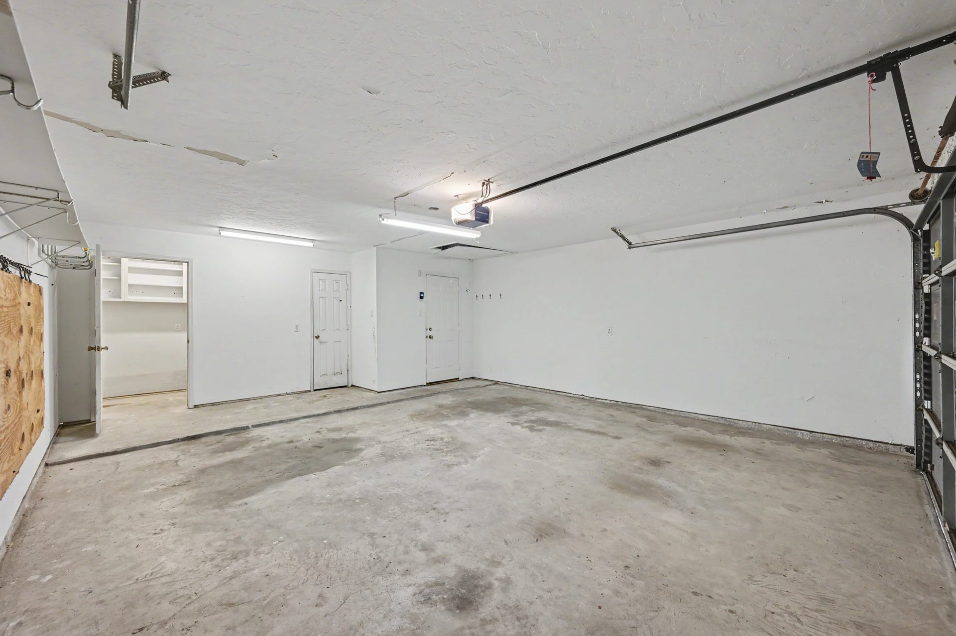 12842 Pelican Island Drive, Willis, TX 77318 Garage