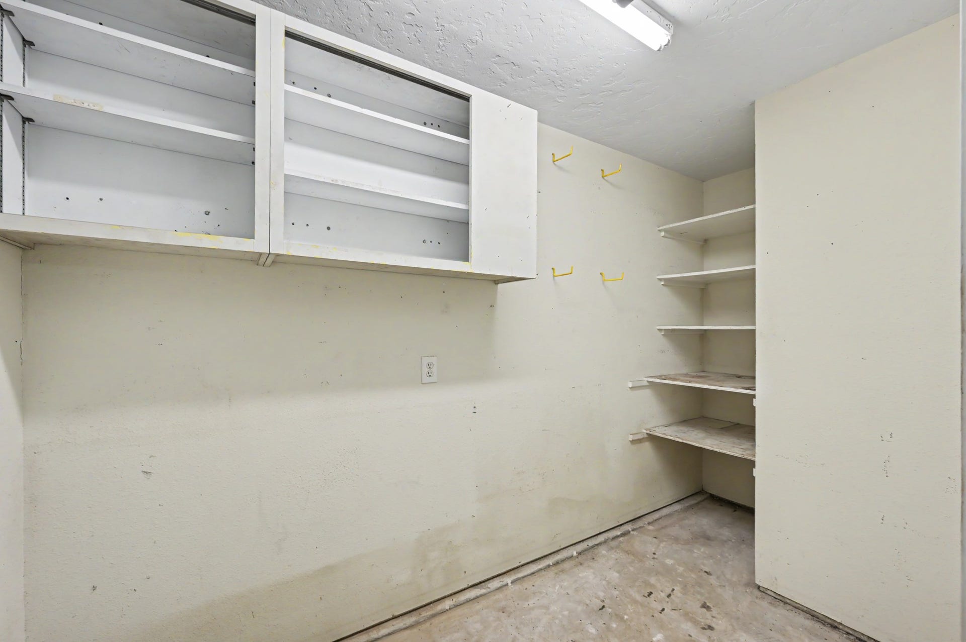 12842 Pelican Island Drive, Willis, TX 77318 Workshop space in garage