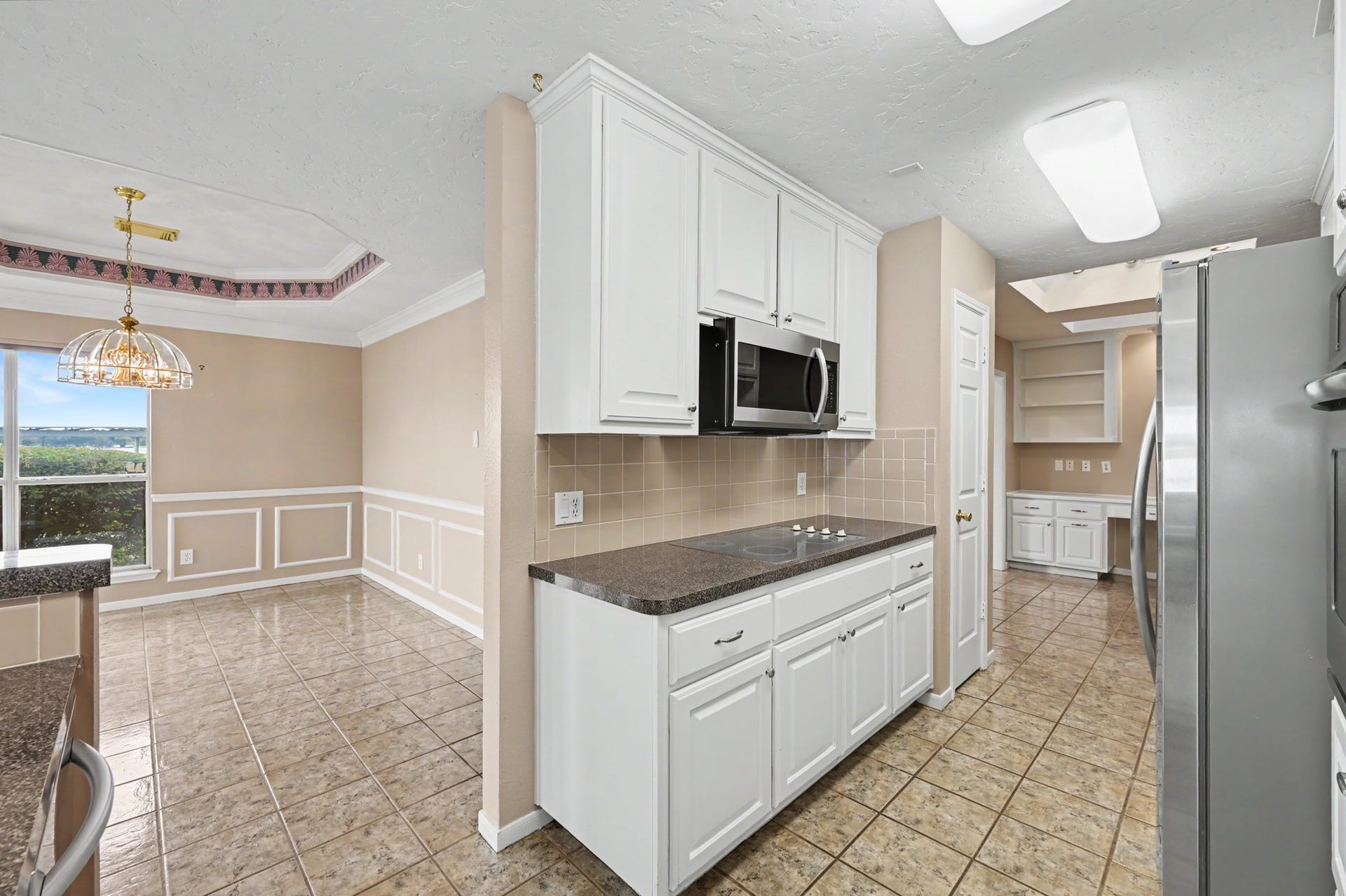 12842 Pelican Island Drive, Willis, TX 77318 Easy access to the Dining & Breakfast Areas.