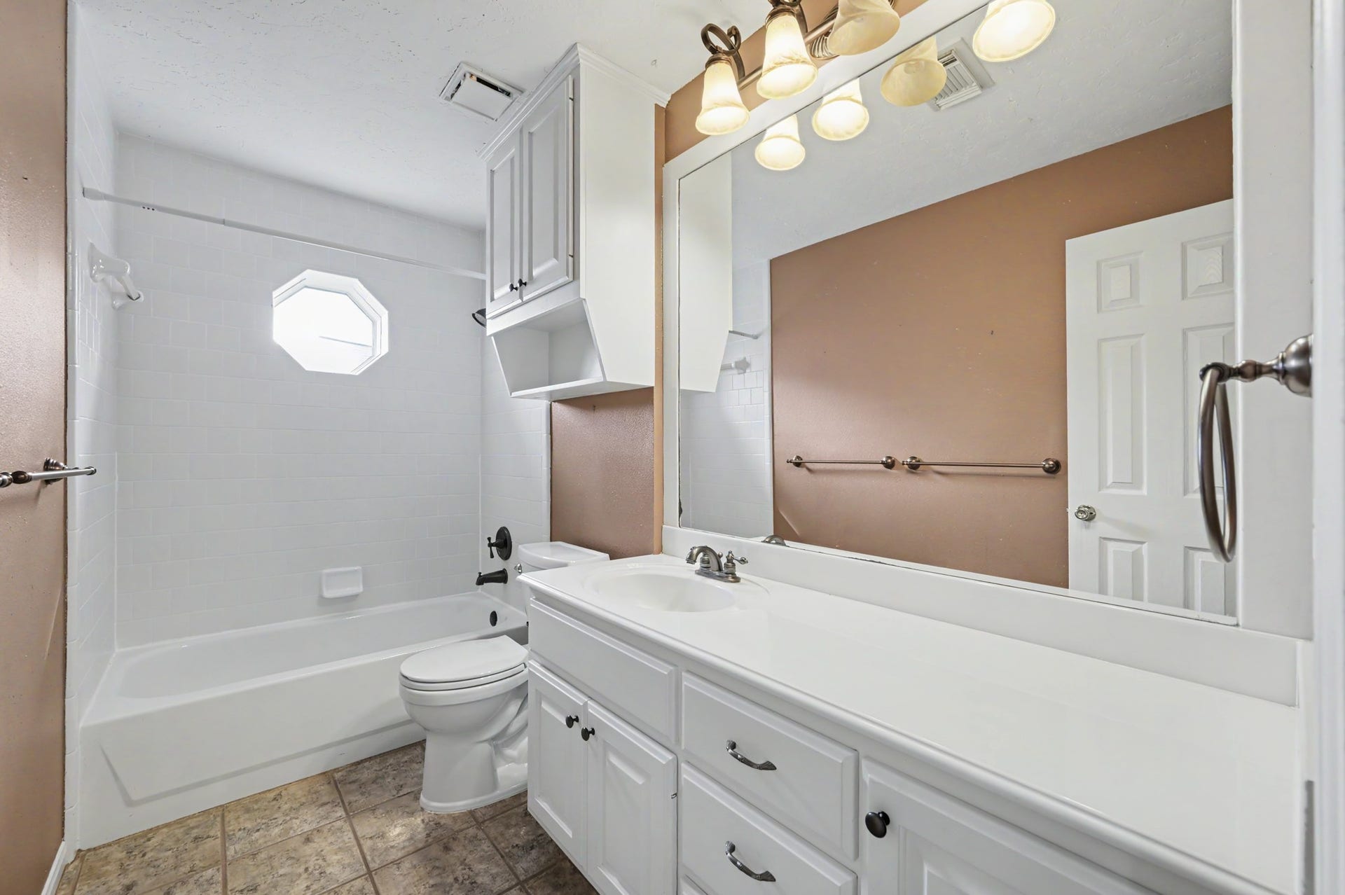 12842 Pelican Island Drive, Willis, TX 77318 Guest Bathroom