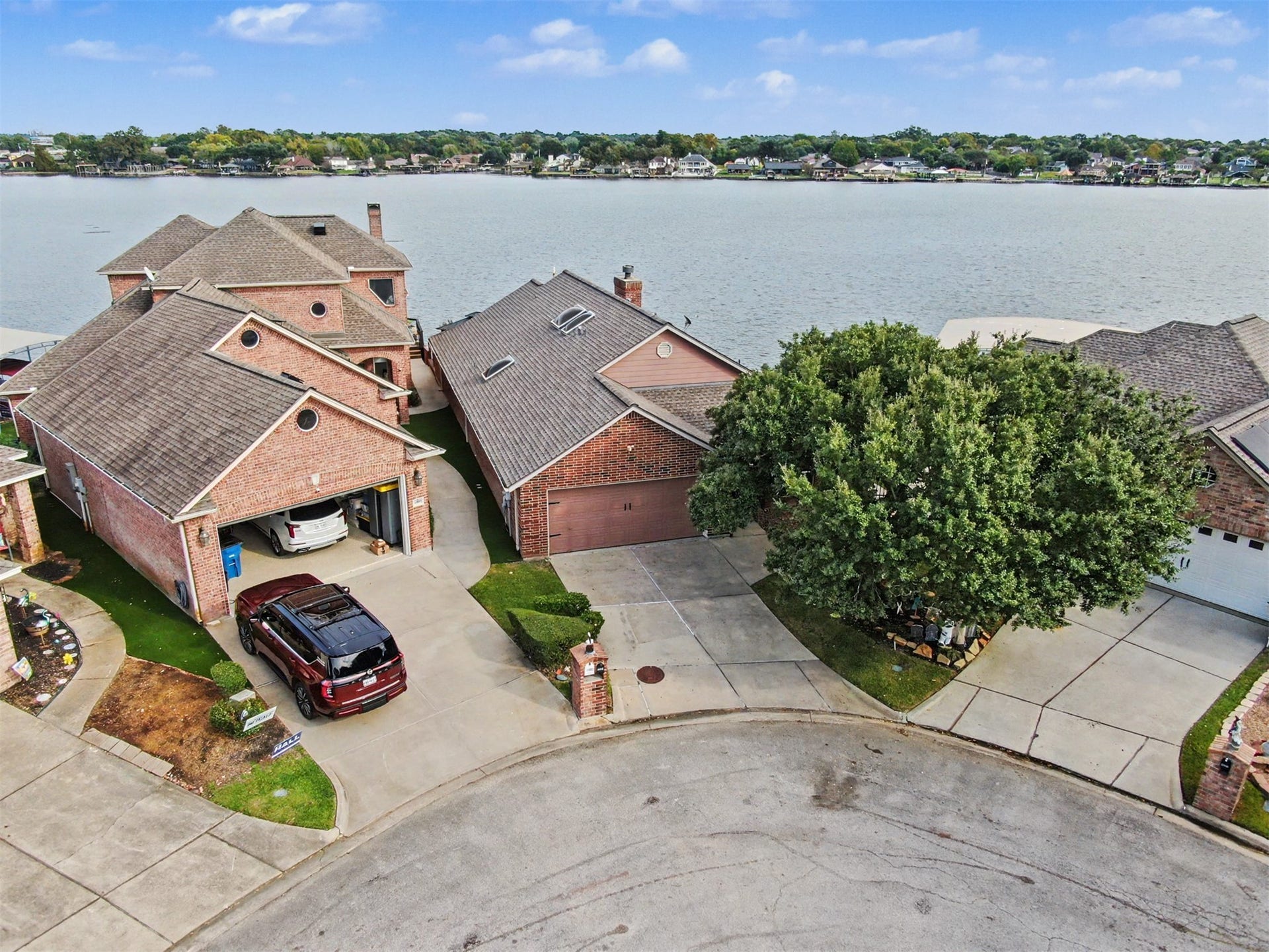 12842 Pelican Island Drive, Willis, TX 77318 The Home sits on a cul-de-sac allowing ample room on the lakeside.