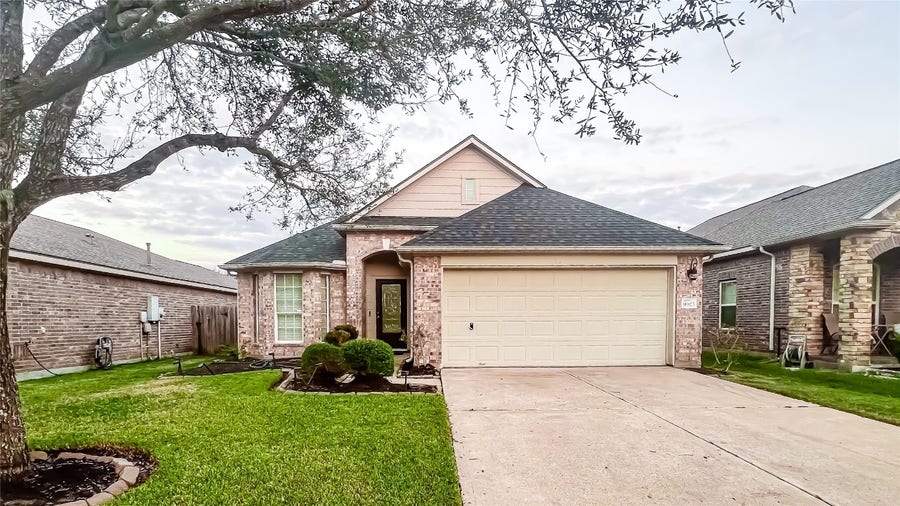 Property photo for 9923 Opal Rock Drive Drive, Rosharon, TX