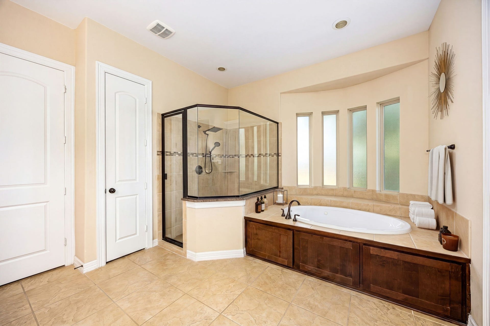5102 Hawthorne Bend Drive, Katy, TX 77494 Spa vibes at home! Unwind in the deep soaking tub or refresh in the oversized glass-enclosed walk-in shower with tile surround and rain showerhead. The ultimate daily escape.