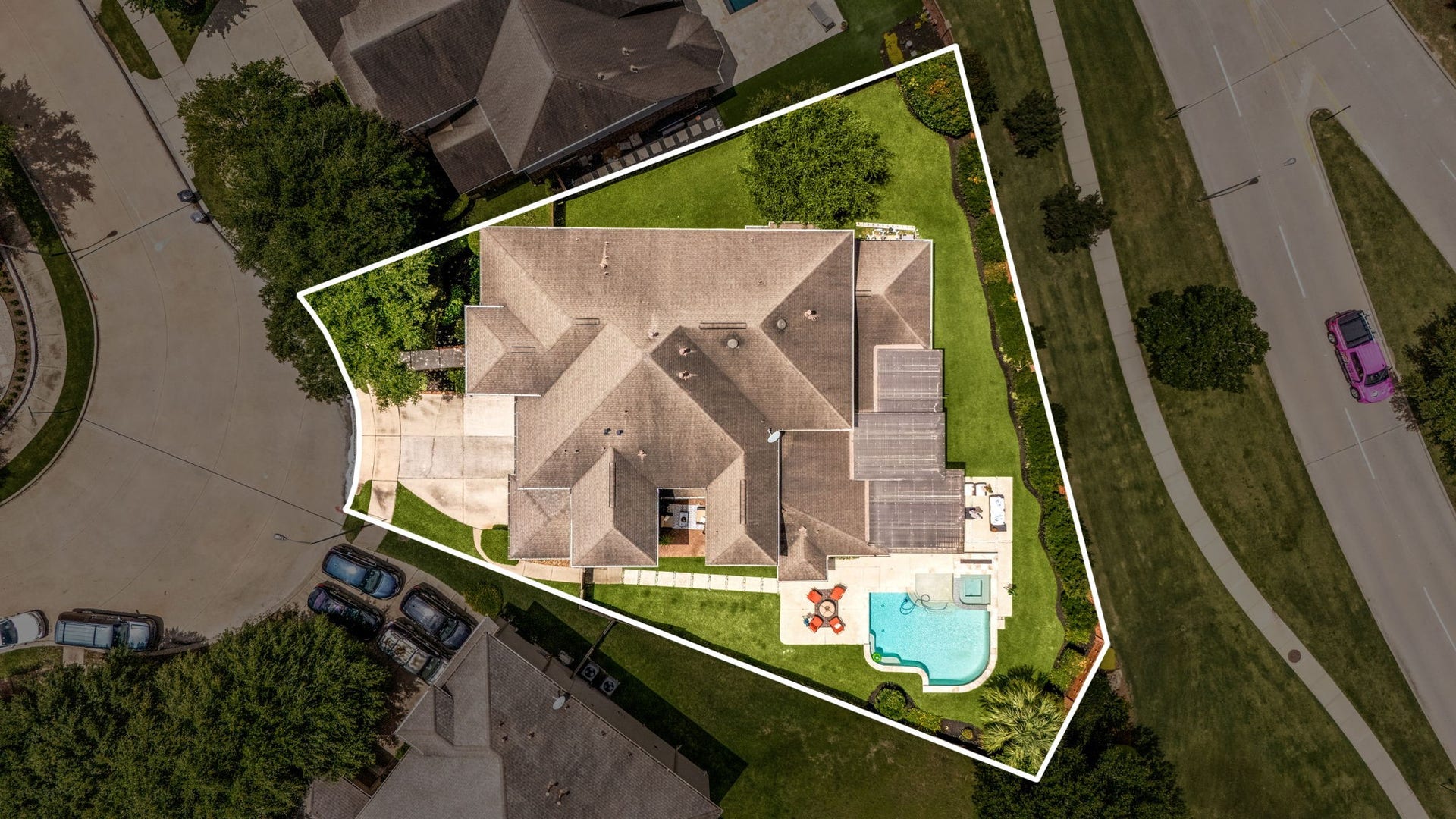 5102 Hawthorne Bend Drive, Katy, TX 77494 This home sits on a large lot with ample yard space in front and the back, lush landscaping and a well-maintained yard. Plenty of space to accommodate guest parking and situated on a quiet cul-de-sac street in the Cinco Ranch Southwest community.