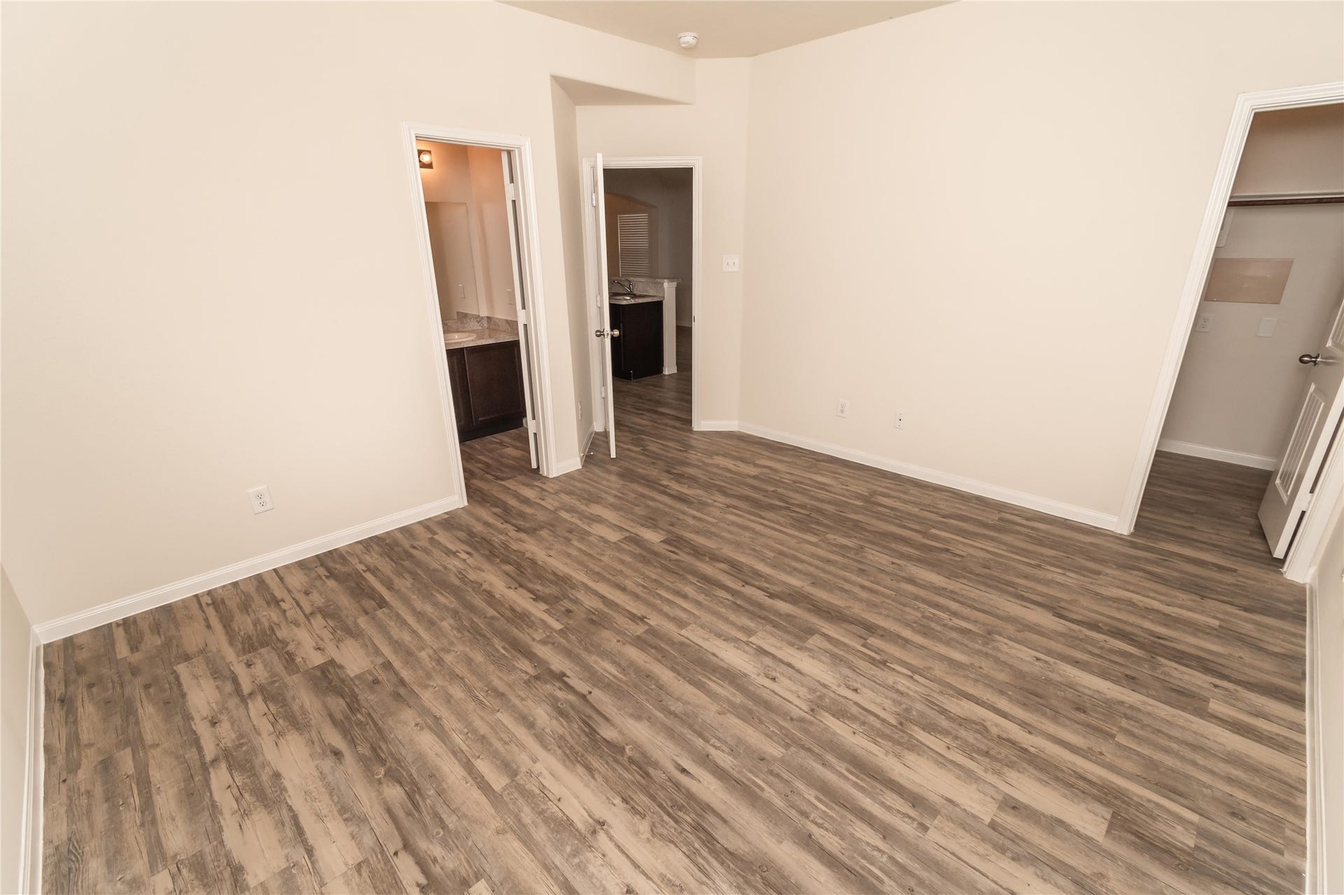 9710 Tura Drive, Houston, TX 77044 Photos may be representative of the floor plan and not the exact home. Finishes, layout, and features of the actual property for lease may vary.