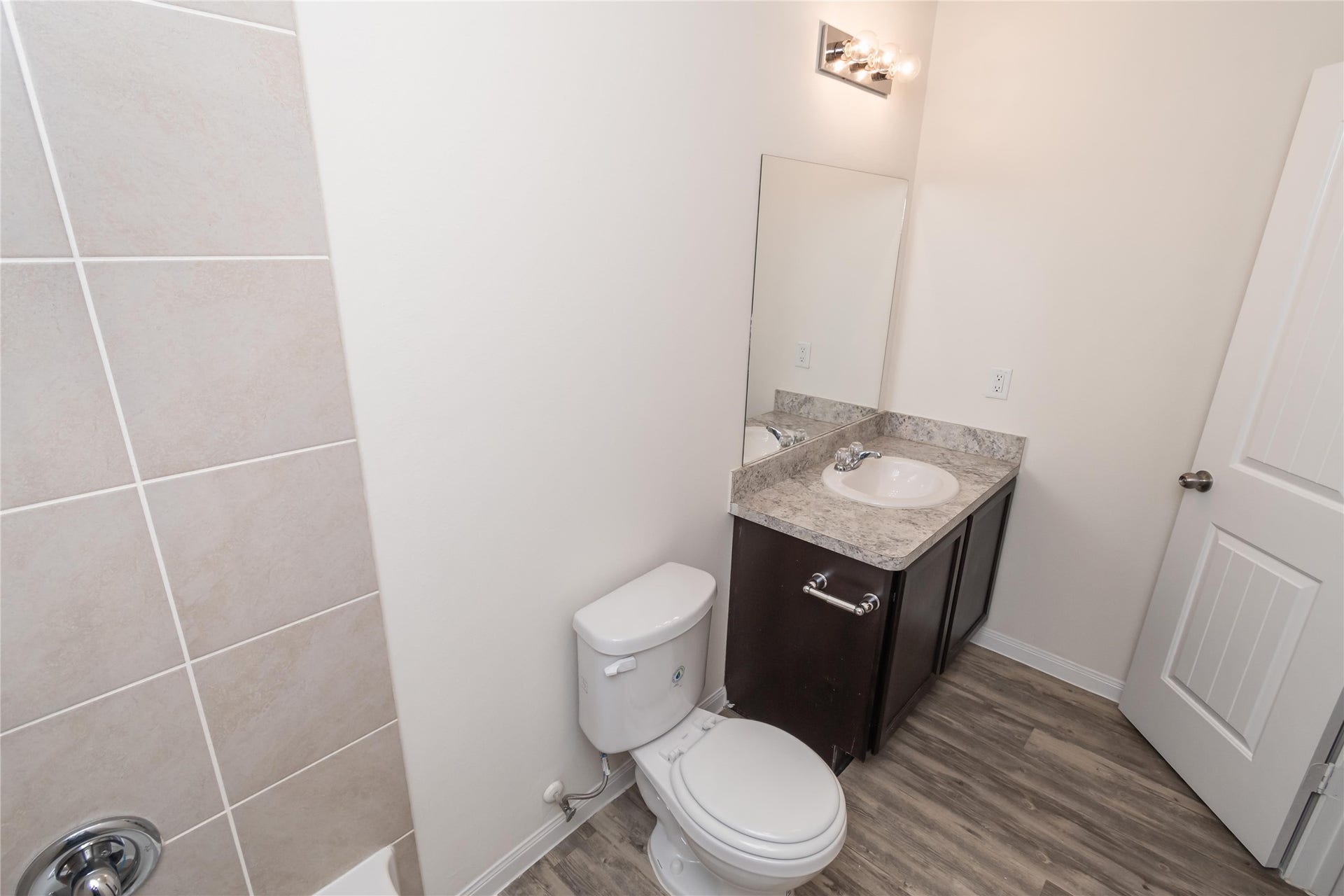 9710 Tura Drive, Houston, TX 77044 Photos may be representative of the floor plan and not the exact home. Finishes, layout, and features of the actual property for lease may vary.