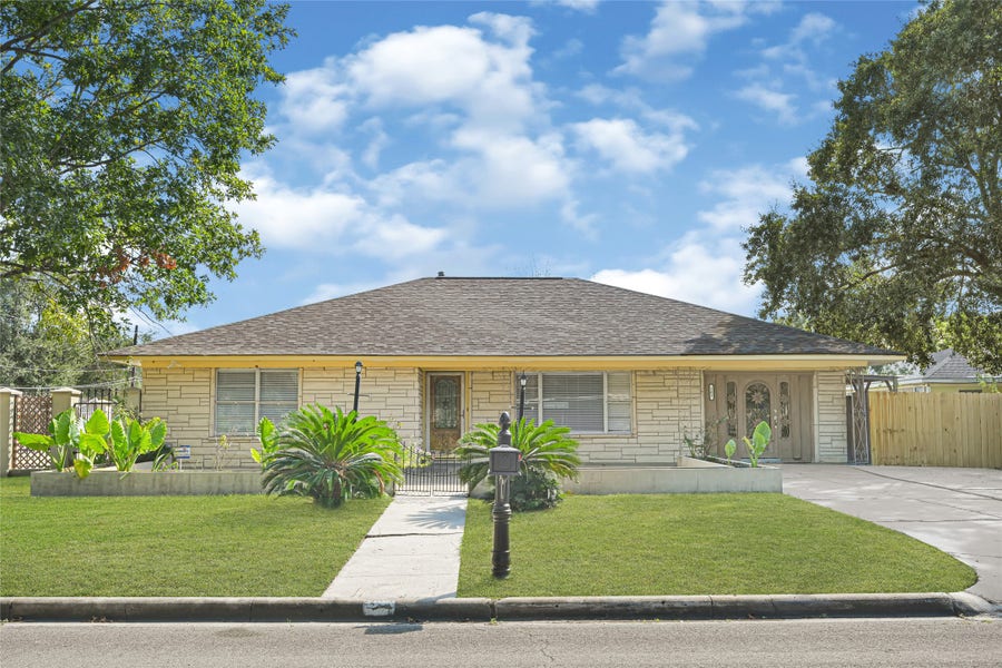 Property photo for 101 Live Oak Street, Baytown, TX
