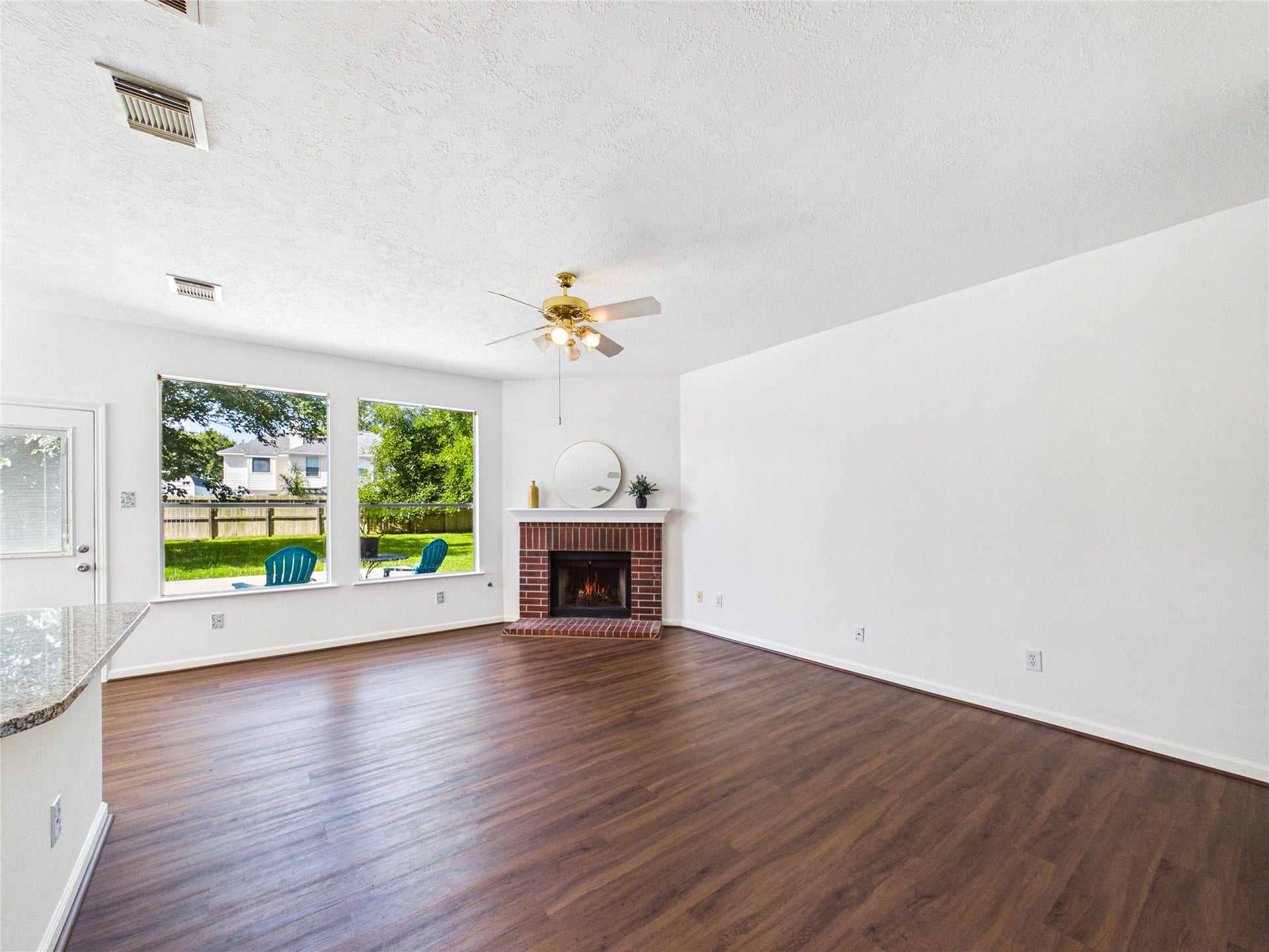 3006 Bay Breeze Drive, Dickinson, TX 77539 Living Room