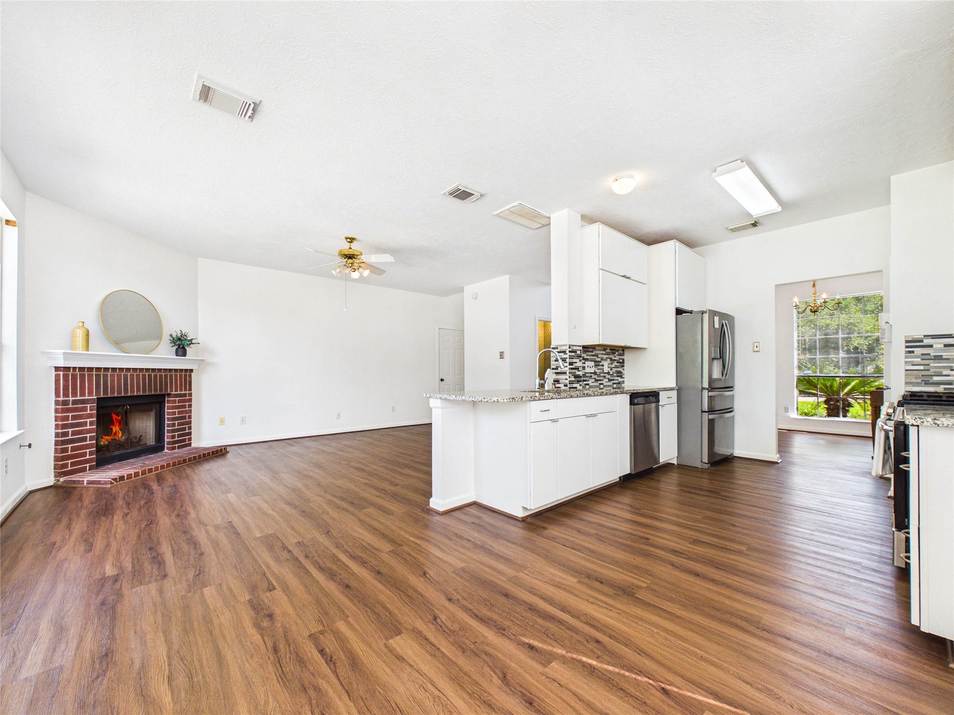 3006 Bay Breeze Drive, Dickinson, TX 77539 Flow to Kitchen