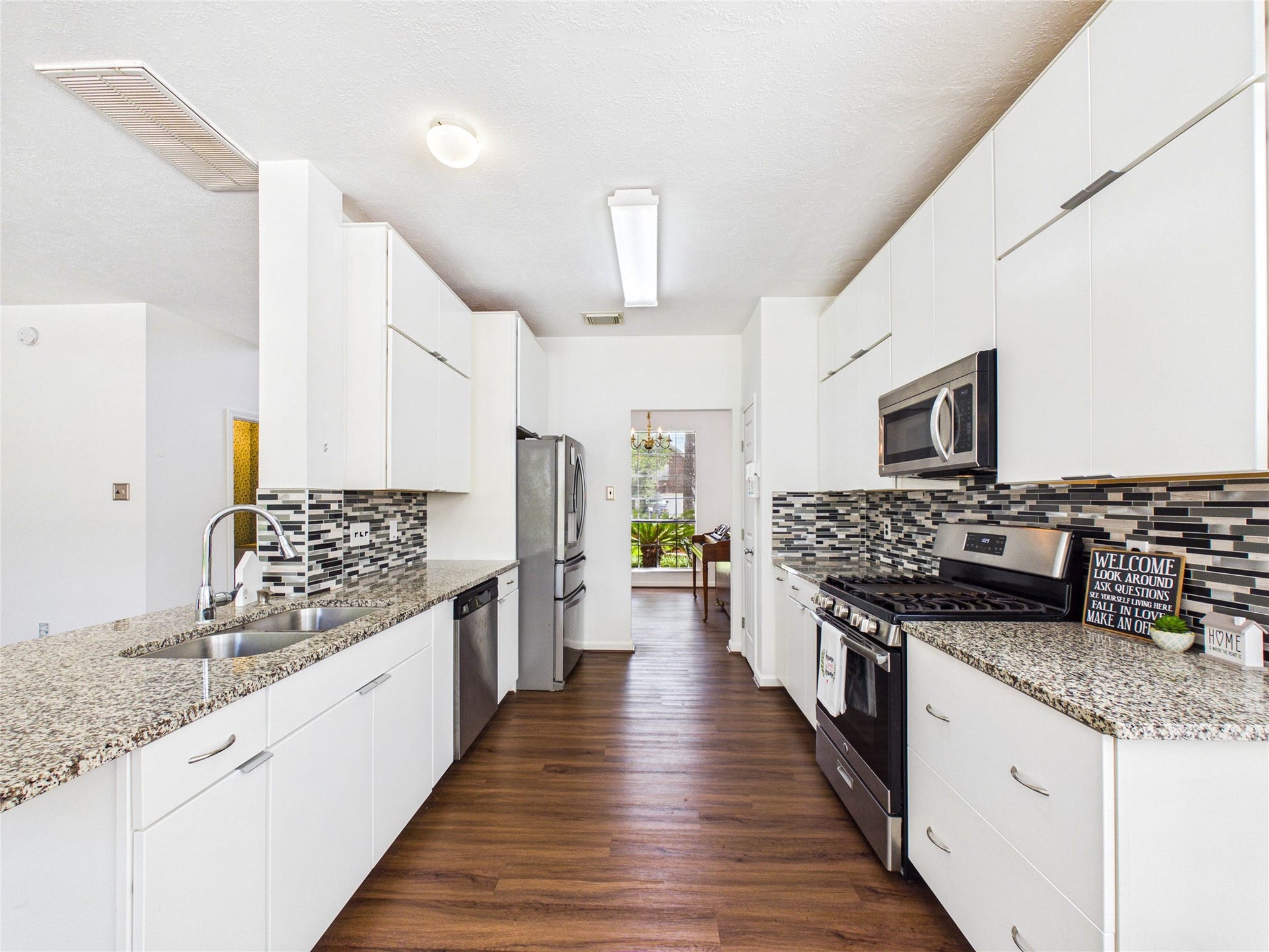 3006 Bay Breeze Drive, Dickinson, TX 77539 Granite Countertops