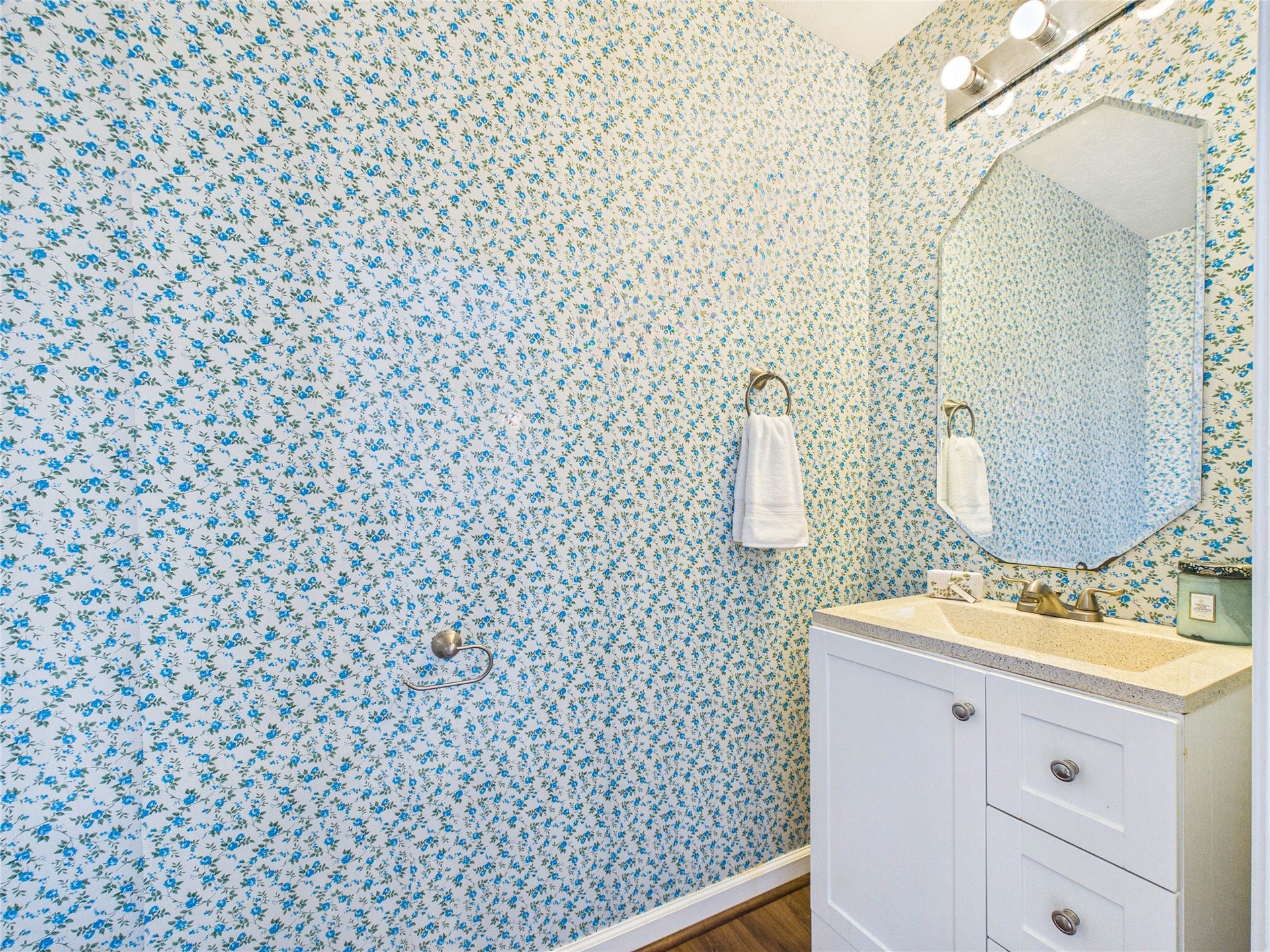 3006 Bay Breeze Drive, Dickinson, TX 77539 Half Bath Level 1