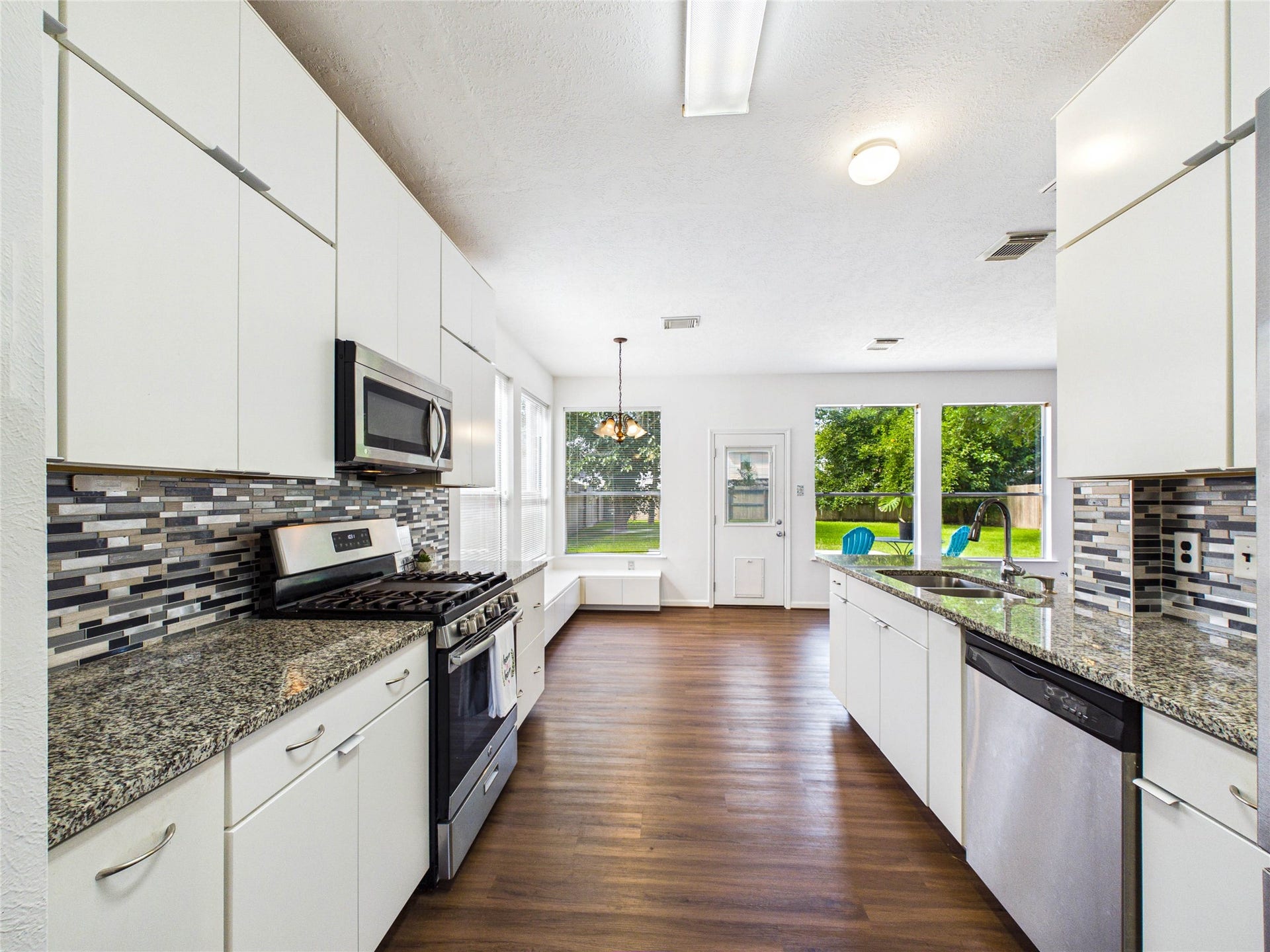 3006 Bay Breeze Drive, Dickinson, TX 77539 Refrigerator Included
